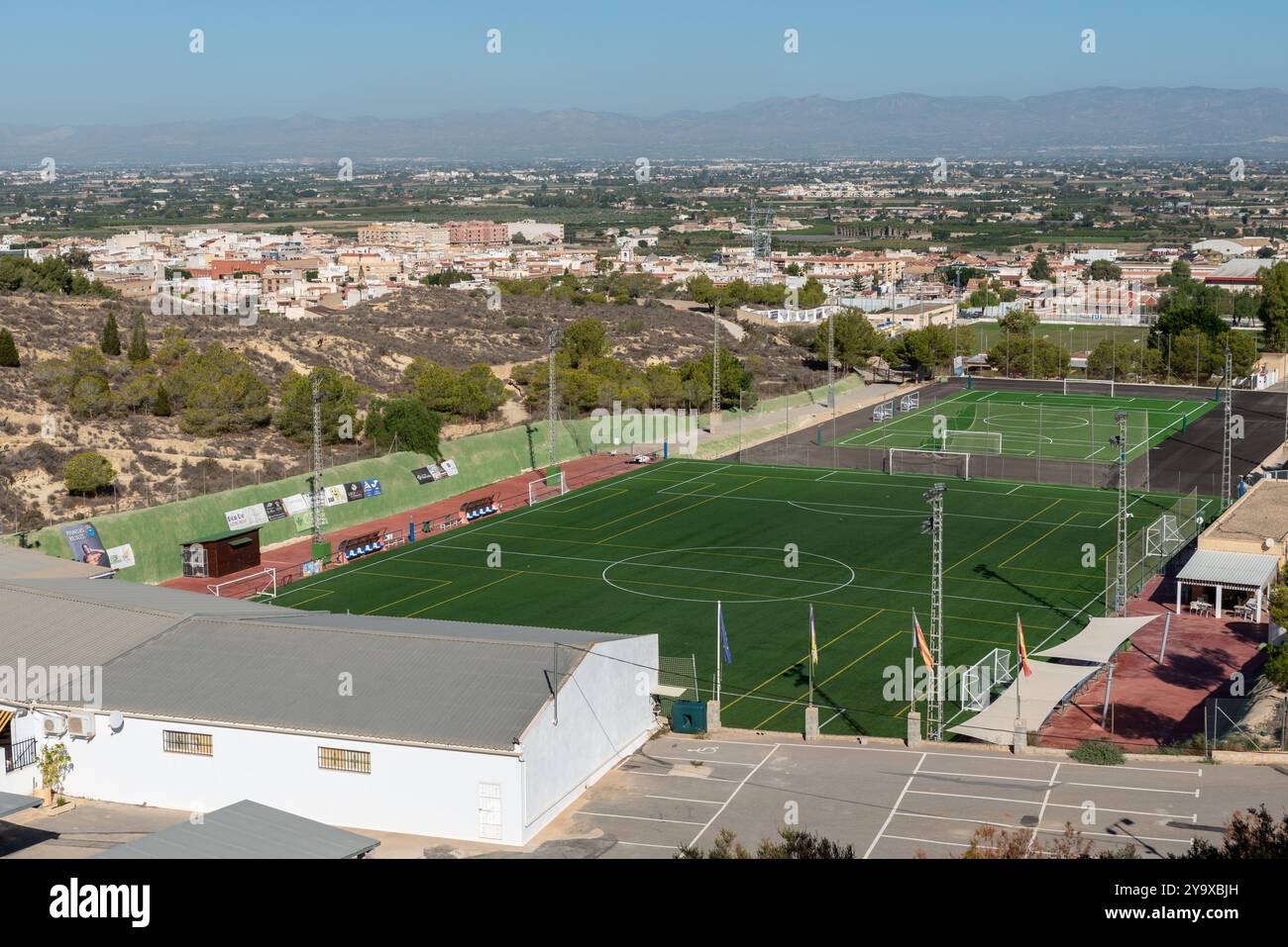 Rojales, spanische Stadt in der Provinz Alicante und Gemeinde Valencia. Landschaft, Fußballplatz und Umgebung von oben Stockfoto