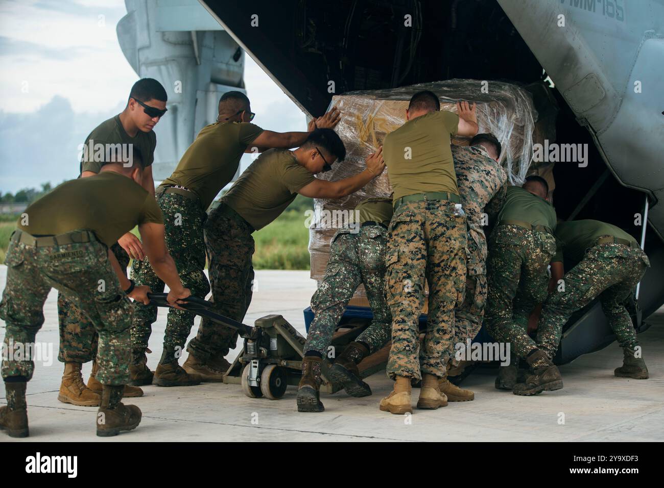 Laoag City, Philippinen. Oktober 2024. US-Marines mit Rotationskraft-Südostasien laden Paletten mit Hilfsgütern auf ein MV-22B Osprey Tiltrotor-Flugzeug, um bei der Nachwirkung des Super Taifun Krathon am Laoag International Airport am 9. Oktober 2024 in Laoag City, Ilocos Norte, Philippinen, zu helfen. Krathon traf die Region mit Windgeschwindigkeiten von 120 km/h und einem Regen von 28 cm. Quelle: Sgt. Amelia Kang/US Marines/Alamy Live News Stockfoto