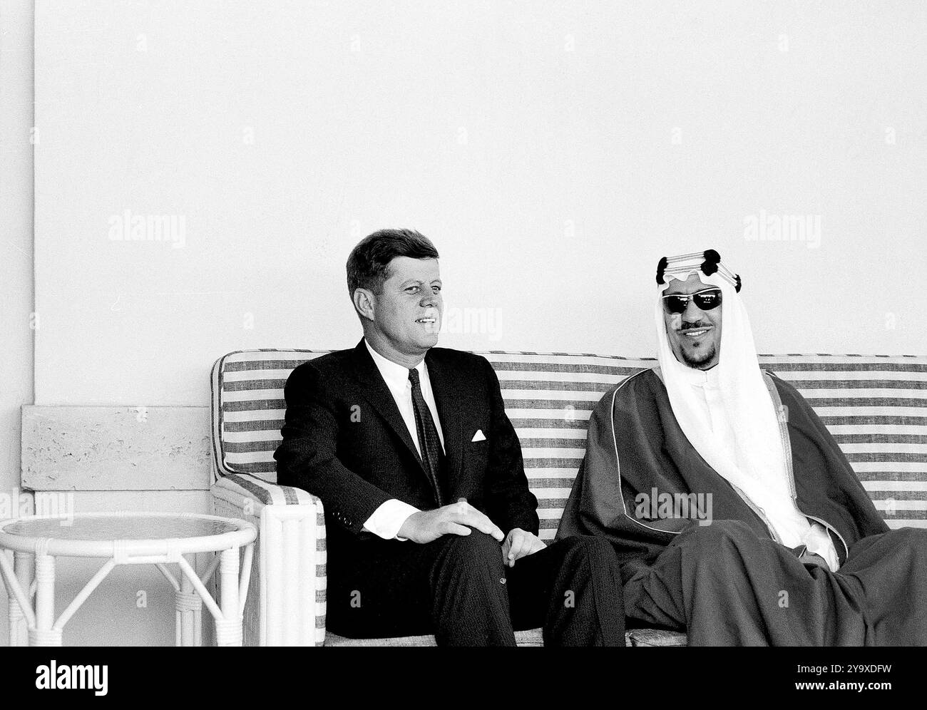 US-Präsident John F. Kennedy besucht Saud bin Abdul-Aziz Al Saud, König von Saudi-Arabien, in der Residenz von Jean Flagler Gonzalez, wo König Saud nach einer Operation blieb, Palm Beach, Florida, USA, Cecil Stoughton, Fotos Des Weißen Hauses, 27. Januar 1962 Stockfoto