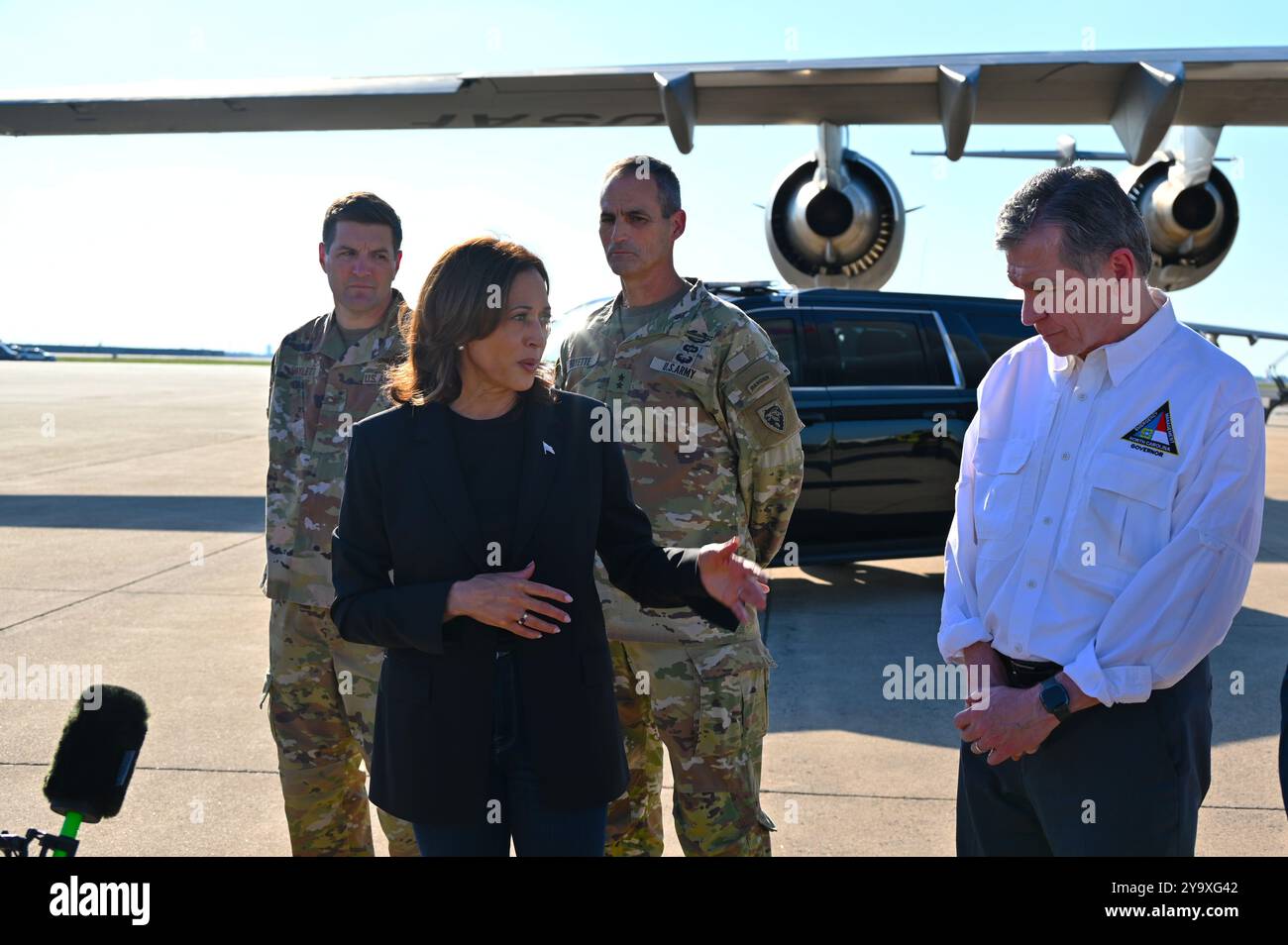 Charlotte, Usa. Oktober 2024. U. Die Vizepräsidentin von S Kamala Harris, links, und der Gouverneur von North Carolina, Roy Cooper, rechts, halten kurze Bemerkungen an die Medien über die Soforthilfe- und Erholungsbemühungen nach dem Hurrikan Helene am Flughafen Charlotte-Douglas am 5. Oktober 2024 in Charlotte, North Carolina. Kredit: TSgt. Juan Paz/US Air Force Photo/Alamy Live News Stockfoto