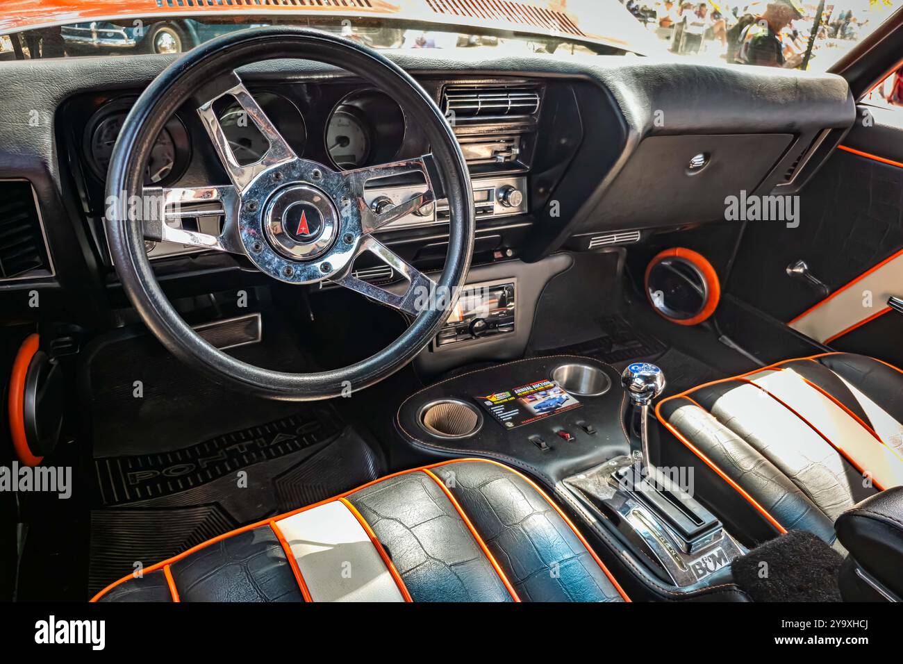 Gulfport, MS - 03. Oktober 2023: Hochperspektivische Innenansicht eines Pontiac Lemans Sport Coupés aus dem Jahr 1972 auf einer lokalen Autoshow. Stockfoto