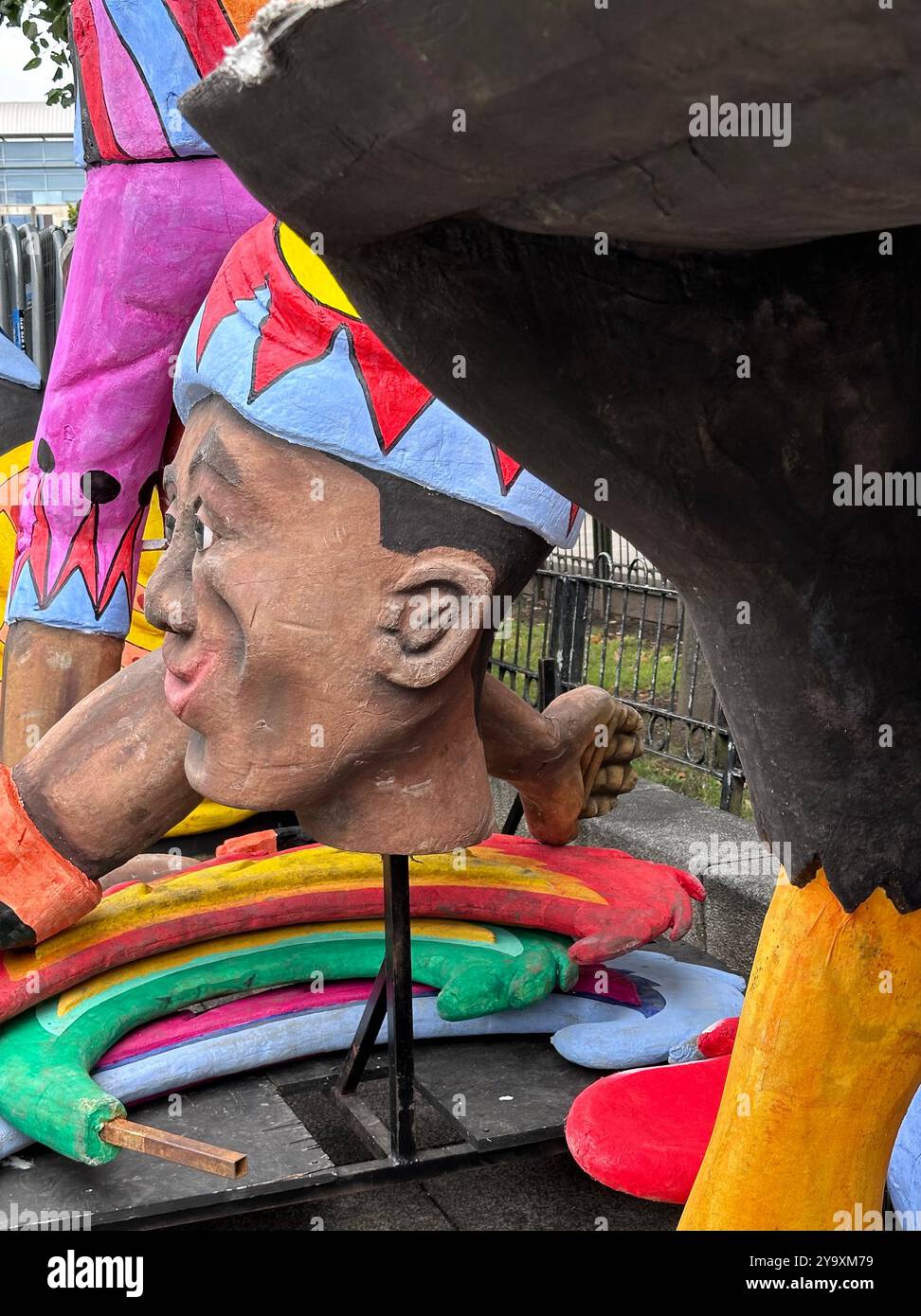 Demontierte Belfast Mela Figuren auf dem Writers' Square, Belfast Stockfoto