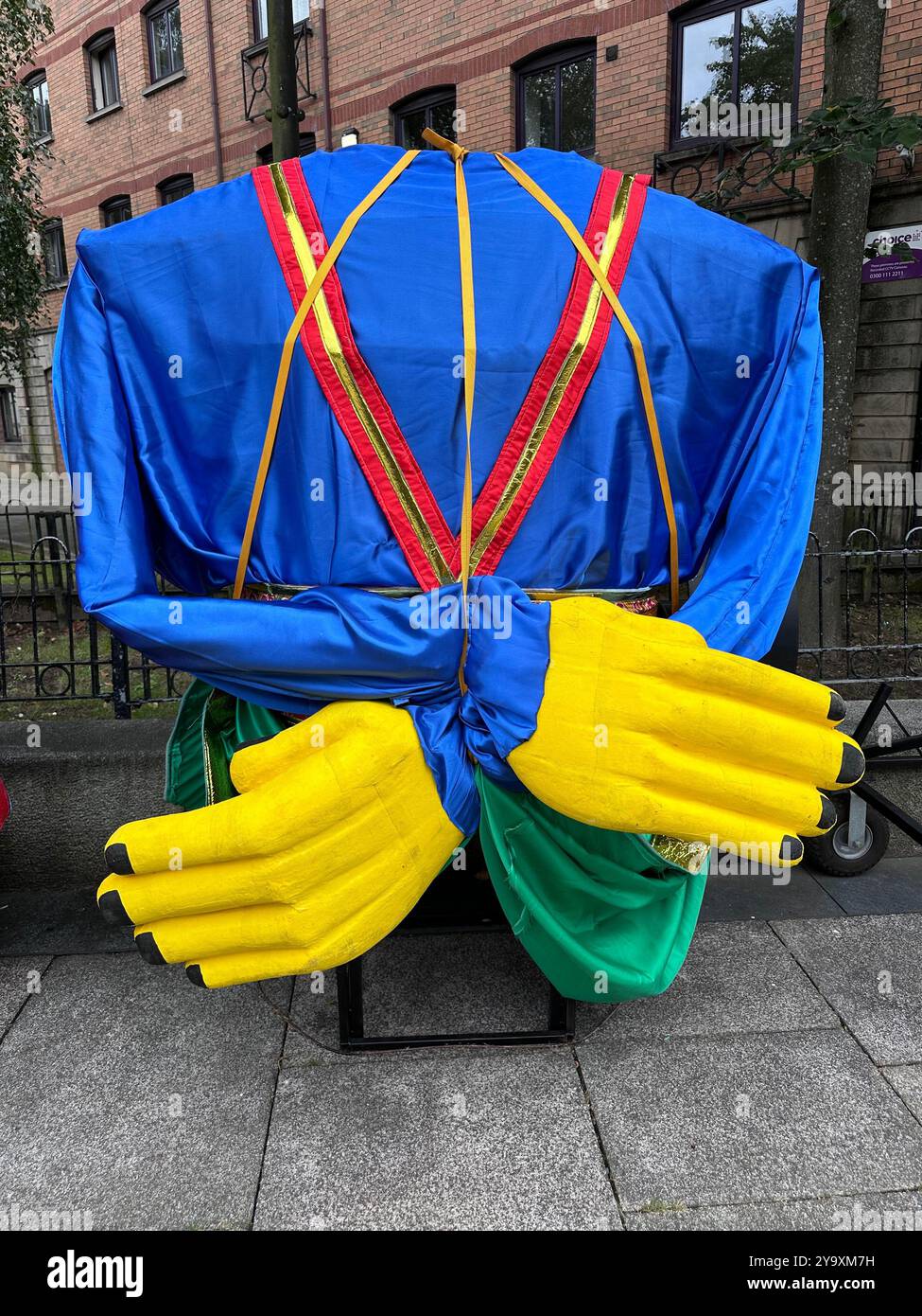 Demontierte Belfast Mela Figuren auf dem Writers' Square, Belfast Stockfoto