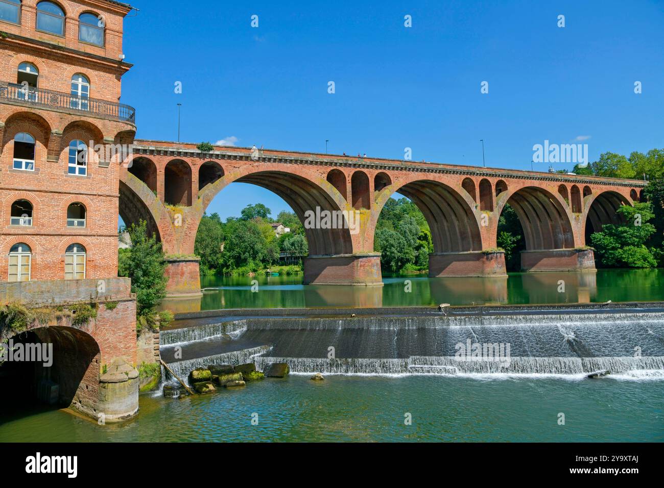 Frankreich, Tarn, Albi, 22. August Brücke, Wasserfall am Fluss Tarn Stockfoto