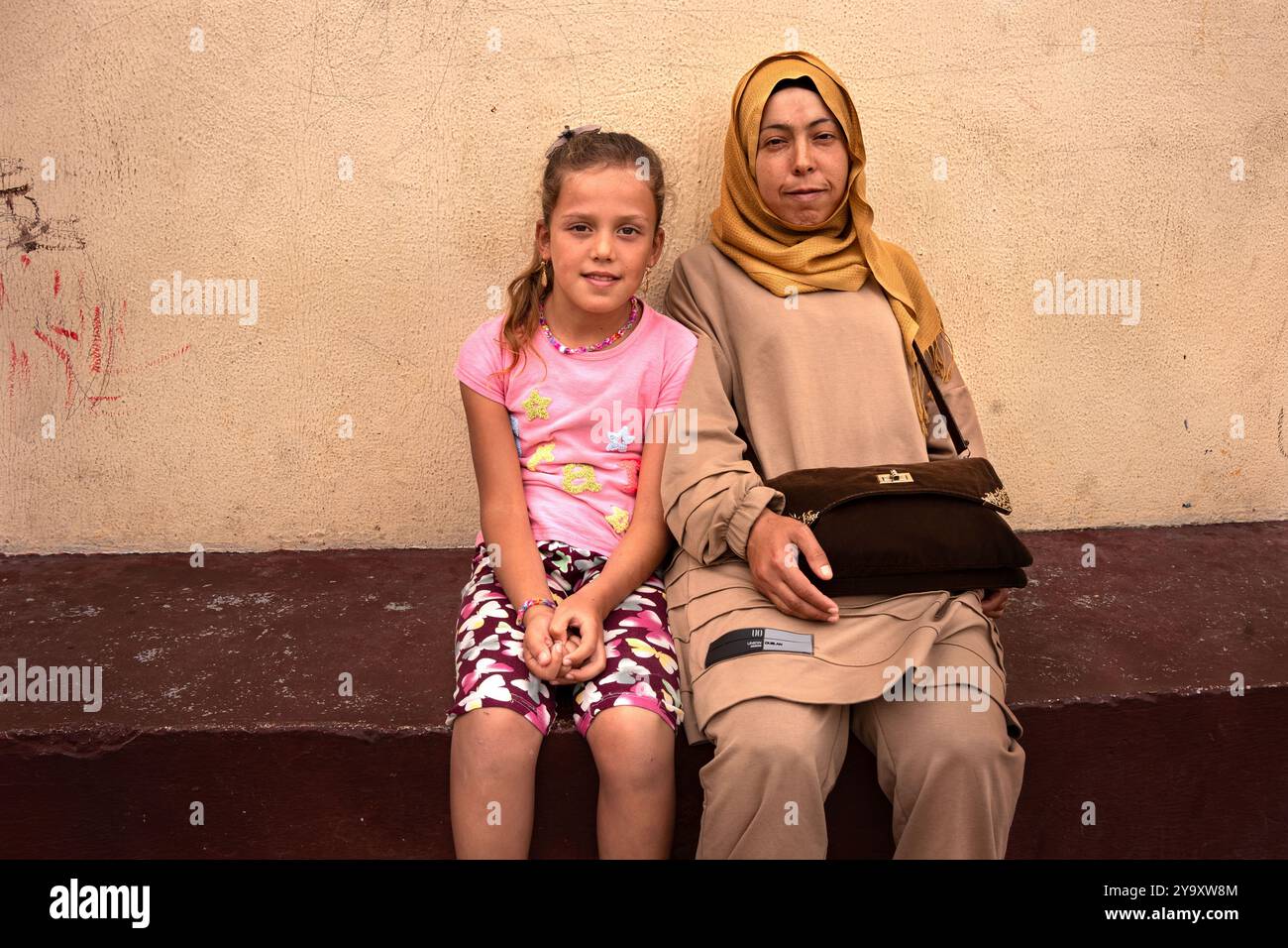 Saida, Libanon. Oktober 2024. Eine vertriebene Mutter und ein Mädchen posieren für ein Foto, in einer Schule in Saida, wo sie leben, nachdem sie gezwungen wurden, ihre Heimat zu verlassen. Der Krieg zwischen Israel und der Hisbollah hat mehr als 1,2 Millionen Menschen vertrieben und mehr als 2.000 Menschen getötet. Quelle: SOPA Images Limited/Alamy Live News Stockfoto