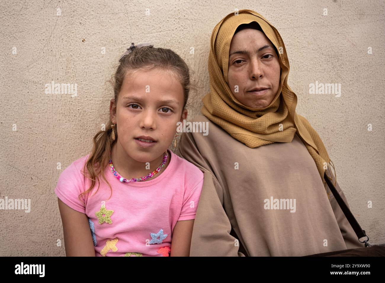 Saida, Libanon. Oktober 2024. Eine vertriebene Mutter und ein Mädchen posieren für ein Foto, in einer Schule in Saida, wo sie leben, nachdem sie gezwungen wurden, ihre Heimat zu verlassen. Der Krieg zwischen Israel und der Hisbollah hat mehr als 1,2 Millionen Menschen vertrieben und mehr als 2.000 Menschen getötet. Quelle: SOPA Images Limited/Alamy Live News Stockfoto