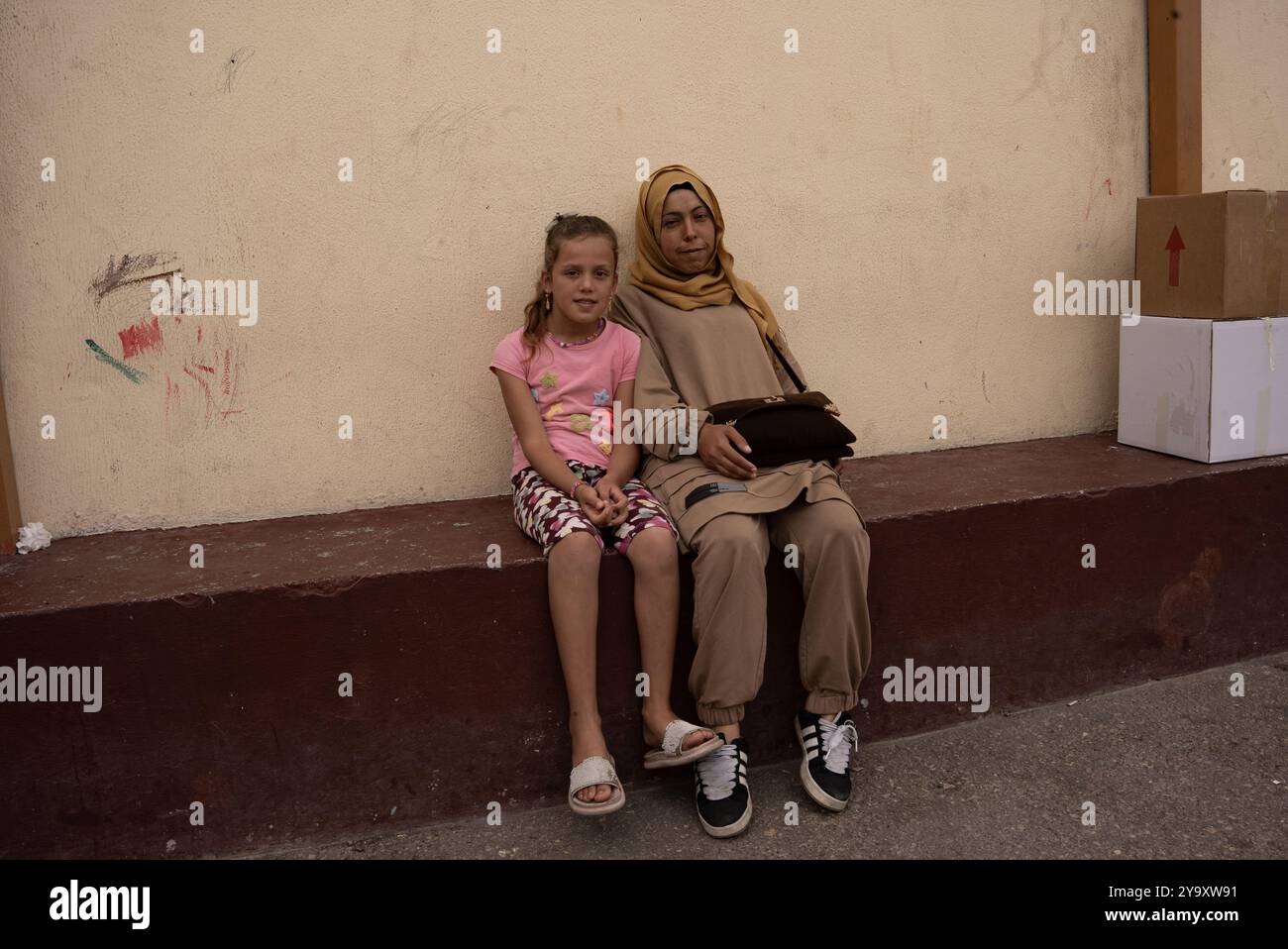 Saida, Libanon. Oktober 2024. Eine vertriebene Mutter und ein Mädchen posieren für ein Foto, in einer Schule in Saida, wo sie leben, nachdem sie gezwungen wurden, ihre Heimat zu verlassen. Der Krieg zwischen Israel und der Hisbollah hat mehr als 1,2 Millionen Menschen vertrieben und mehr als 2.000 Menschen getötet. Quelle: SOPA Images Limited/Alamy Live News Stockfoto