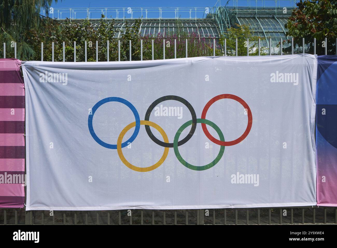 Frankreich, Paris, Roland Garros Stadion während der Olympischen Spiele 2024, Banner mit den Olympischen Ringen Stockfoto