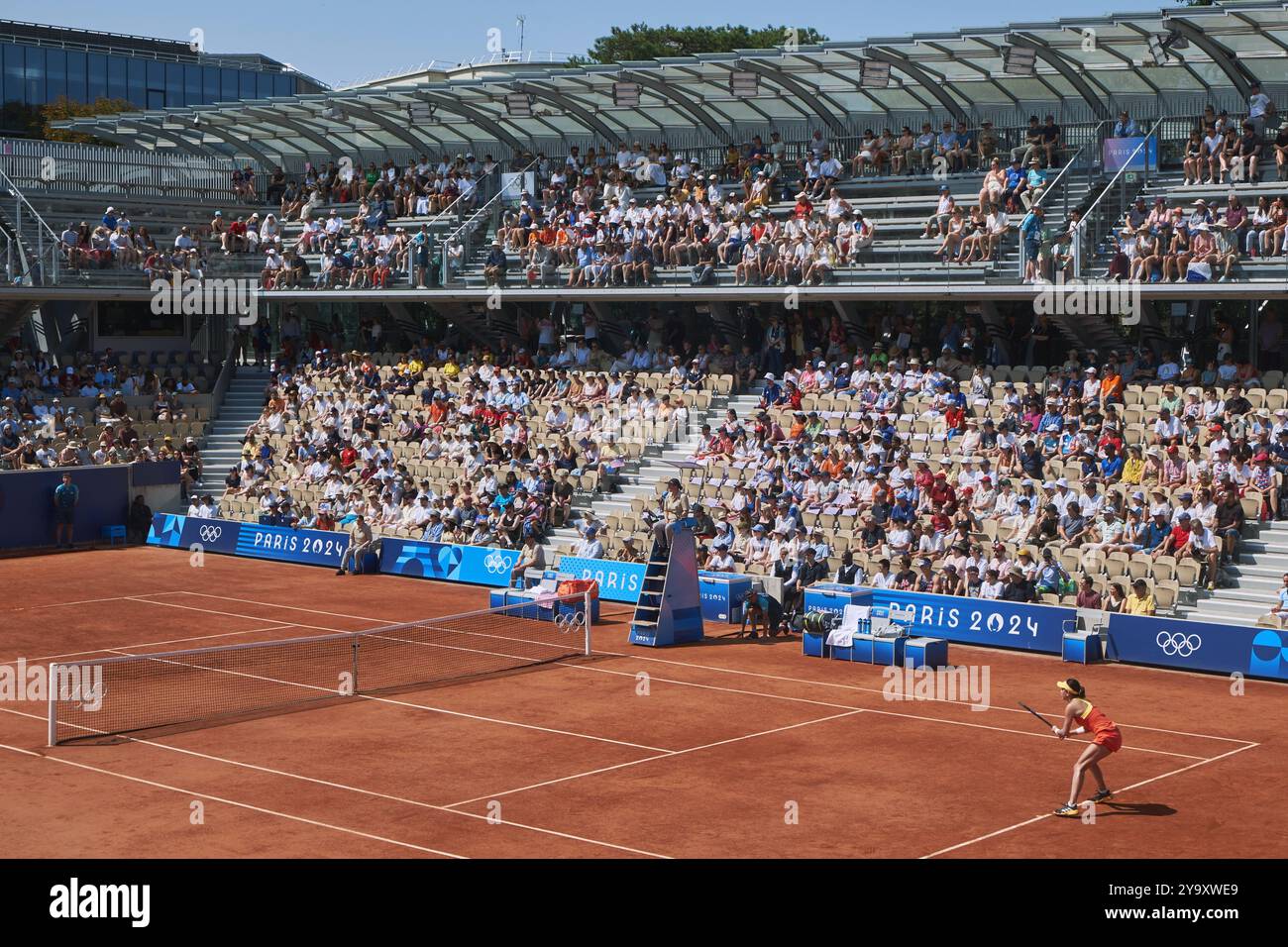 Frankreich, Paris, Roland Garros Stadion während der Olympischen Spiele 2024 wurde der chinesische Zheng Qinwen Olympiasieger auf dem Tennisplatz Simone Mathieu Stockfoto