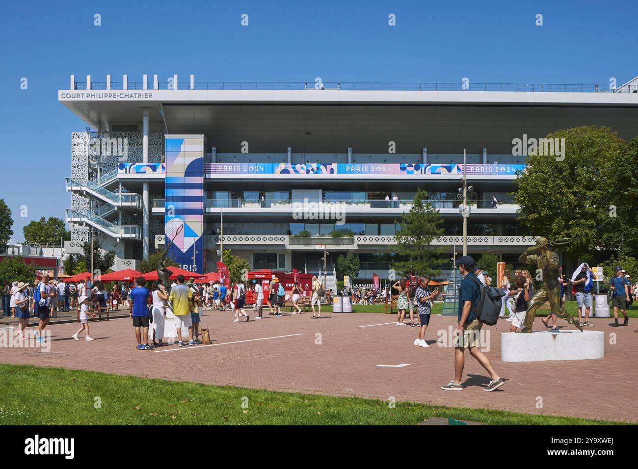 Frankreich, Paris, Roland Garros Stadion während der Olympischen Spiele 2024, Außenansicht des Tennisplatzes Philippe Chatrier, Place des Mousquetaires Stockfoto