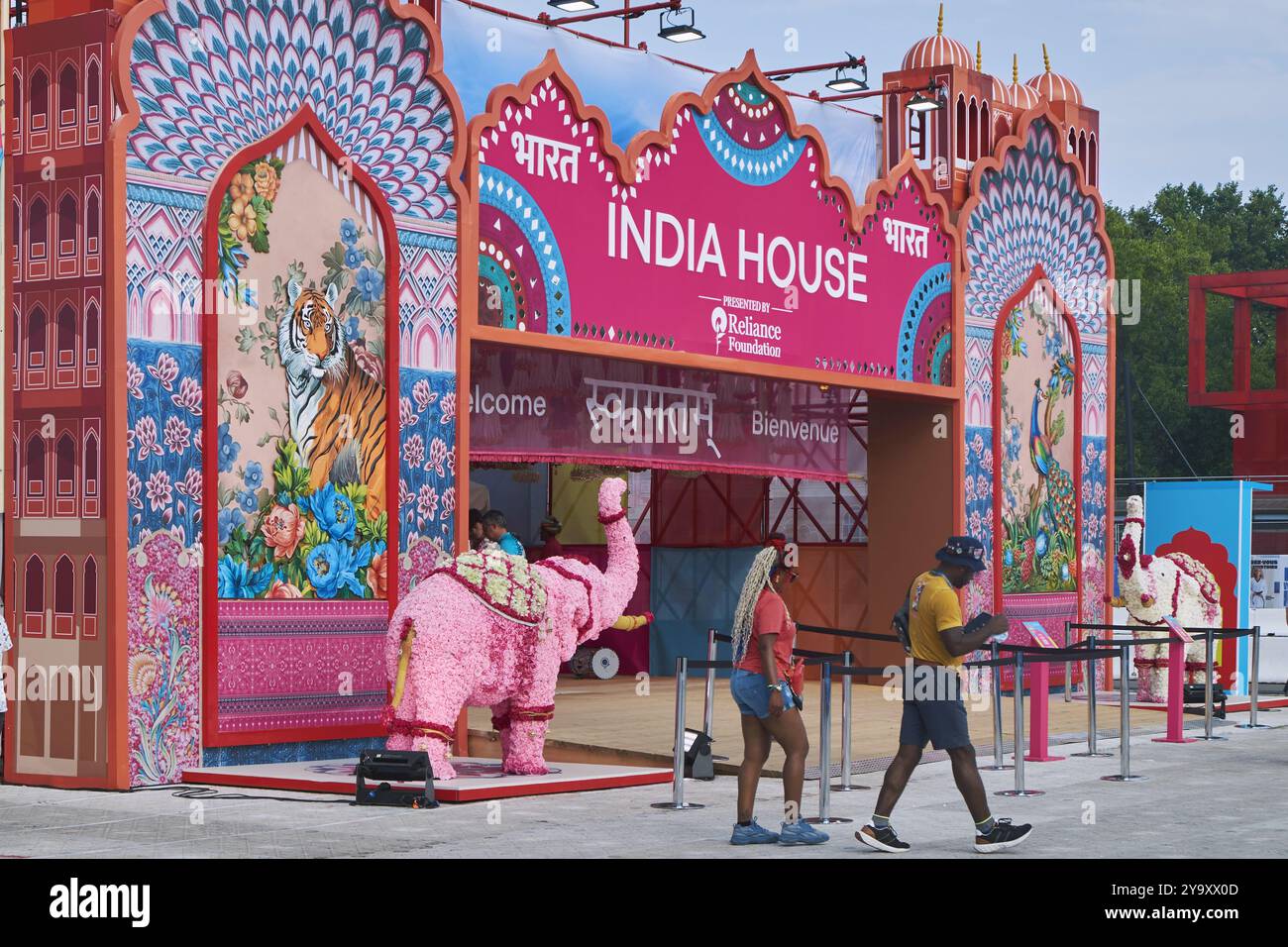 Frankreich, Paris, Parc de la Villette, Club France, Parc des Nations, Fanzone während der Olympischen und Paralympischen Spiele 2024, farbenfrohe Ladenfront des India House Stockfoto