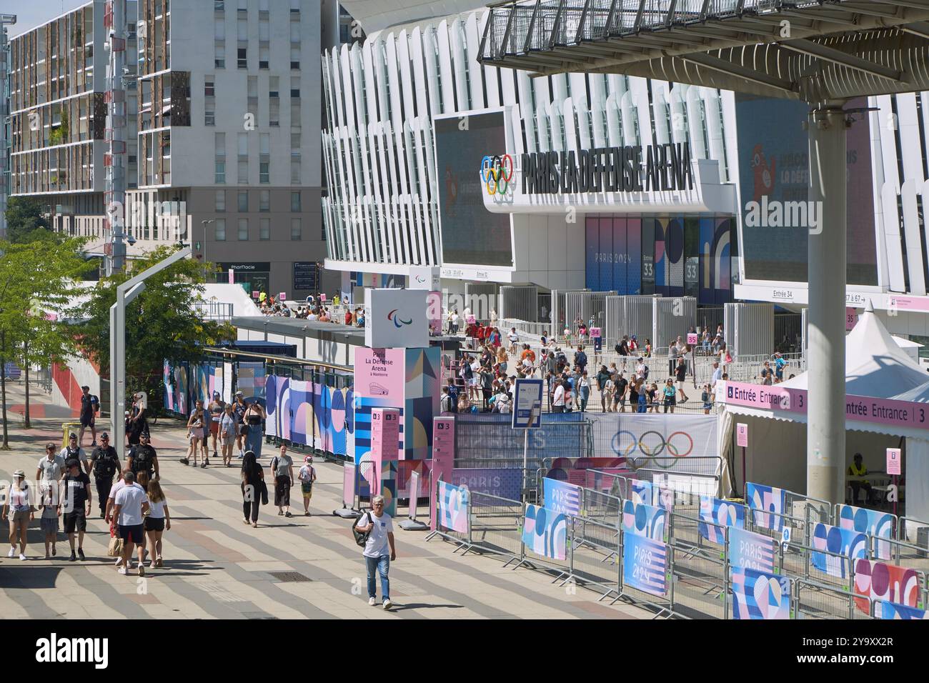 Frankreich, Hauts-de seine, La Defense, La Defense Arena Schwimmbad, das exklusiv für die Olympischen und Paralympischen Spiele 2024 in Paris eingerichtet wurde, wo Racing 92, ein Top 14 Rugby Club, in der Regel spielt Stockfoto