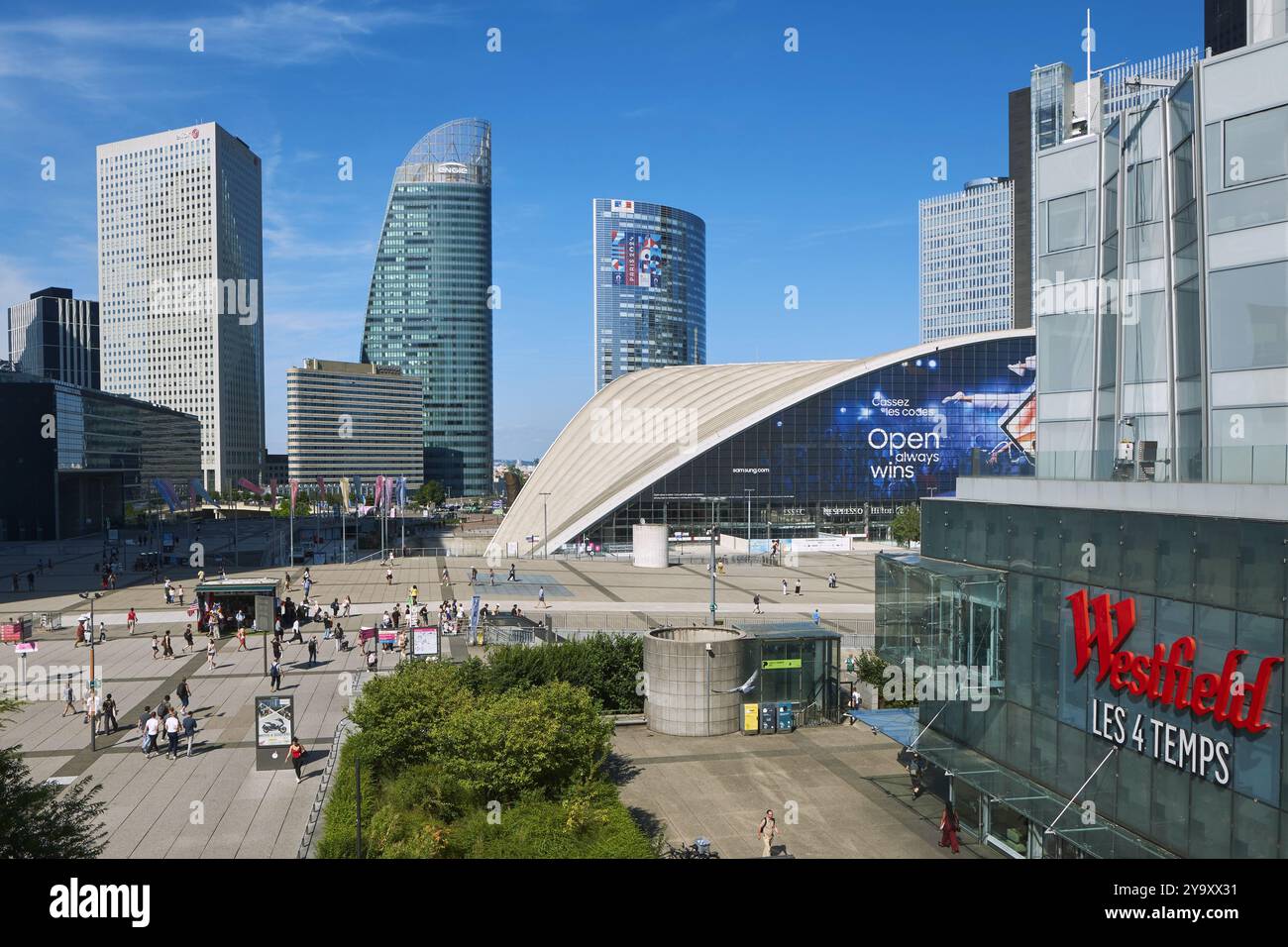 Frankreich, Hauts de seine, La Defense, die Gebäude des Geschäftsviertels und die Kuppel des CNIT (Center for New Industries and Technologies) auf dem Vorplatz von La Defense Stockfoto