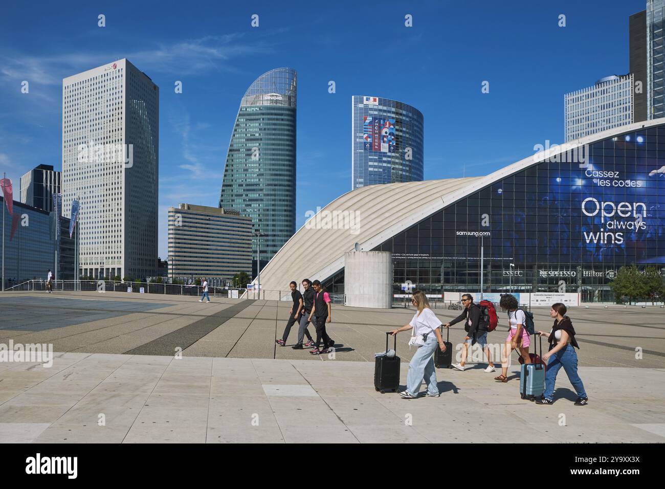 Frankreich, Hauts de seine, La Defense, die Gebäude des Geschäftsviertels und die Kuppel des CNIT (Center for New Industries and Technologies) auf dem Vorplatz von La Defense Stockfoto