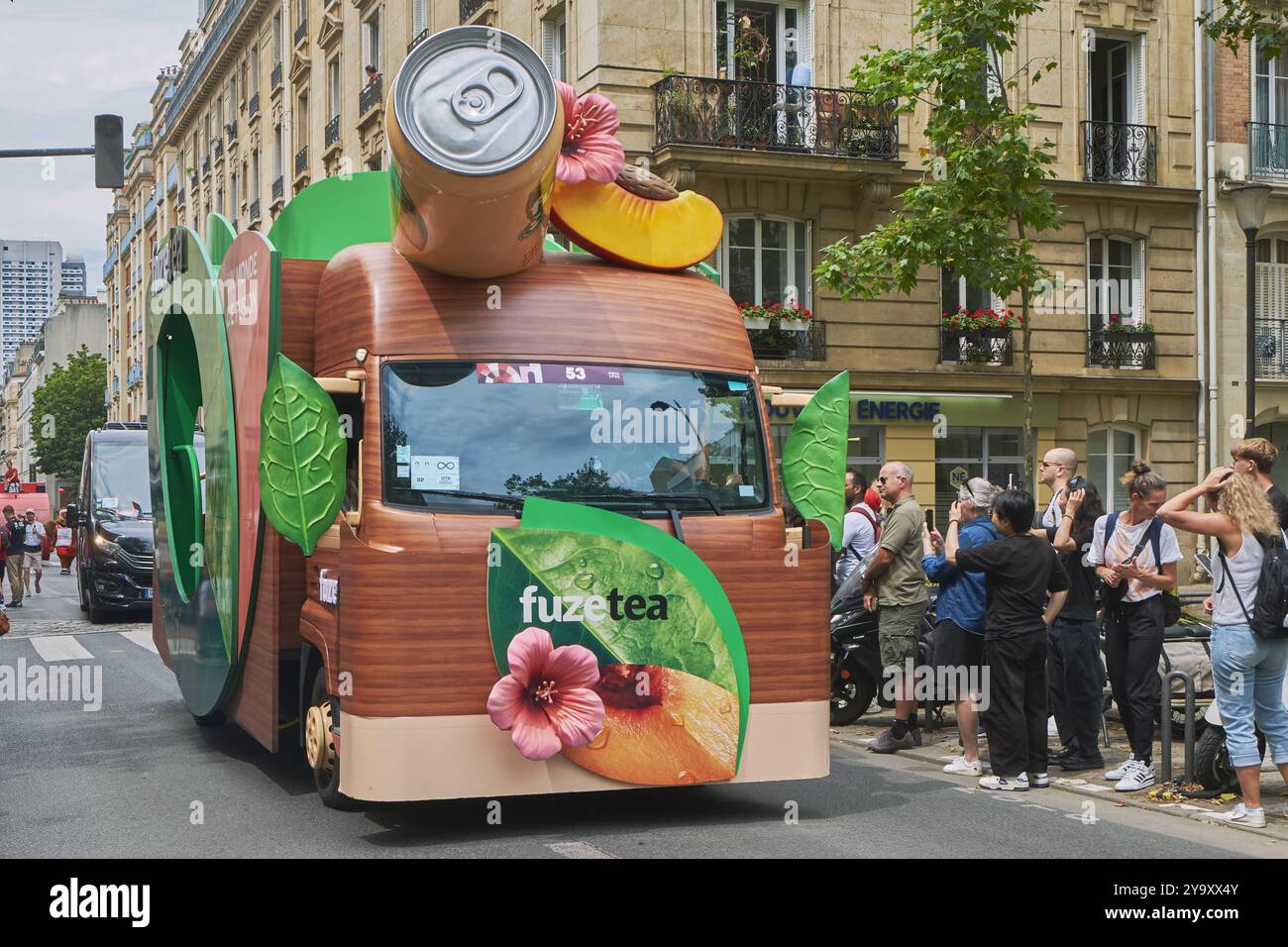 Frankreich, Paris, Rue des Entrepreneurs, Olympische Spiele 2024 in Paris, Fahrzeug in den Farben von Fuze Tea, Partner der olympischen Fackelstaffel Stockfoto