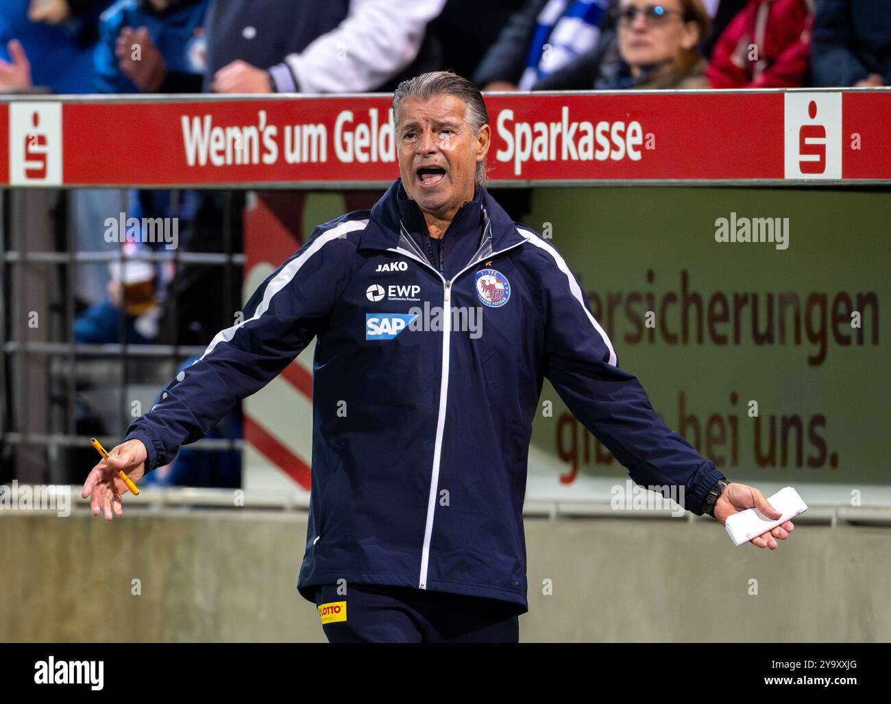 Potsdam, Deutschland. Oktober 2024. Fußball, Frauen: Bundesliga, 1. FFC Turbine Potsdam - SGS Essen, Spieltag 6, Karl-Liebknecht-Stadion, Potsdamer Trainer Kurt Russ reagiert am Rande. Hinweis: Soeren Stache/dpa - WICHTIGER HINWEIS: Gemäß den Vorschriften der DFL Deutschen Fußball-Liga und des DFB Deutschen Fußball-Bundes ist es verboten, im Stadion und/oder des Spiels aufgenommene Fotografien in Form von sequenziellen Bildern und/oder videoähnlichen Fotoserien zu verwenden oder zu verwenden./dpa/Alamy Live News Stockfoto