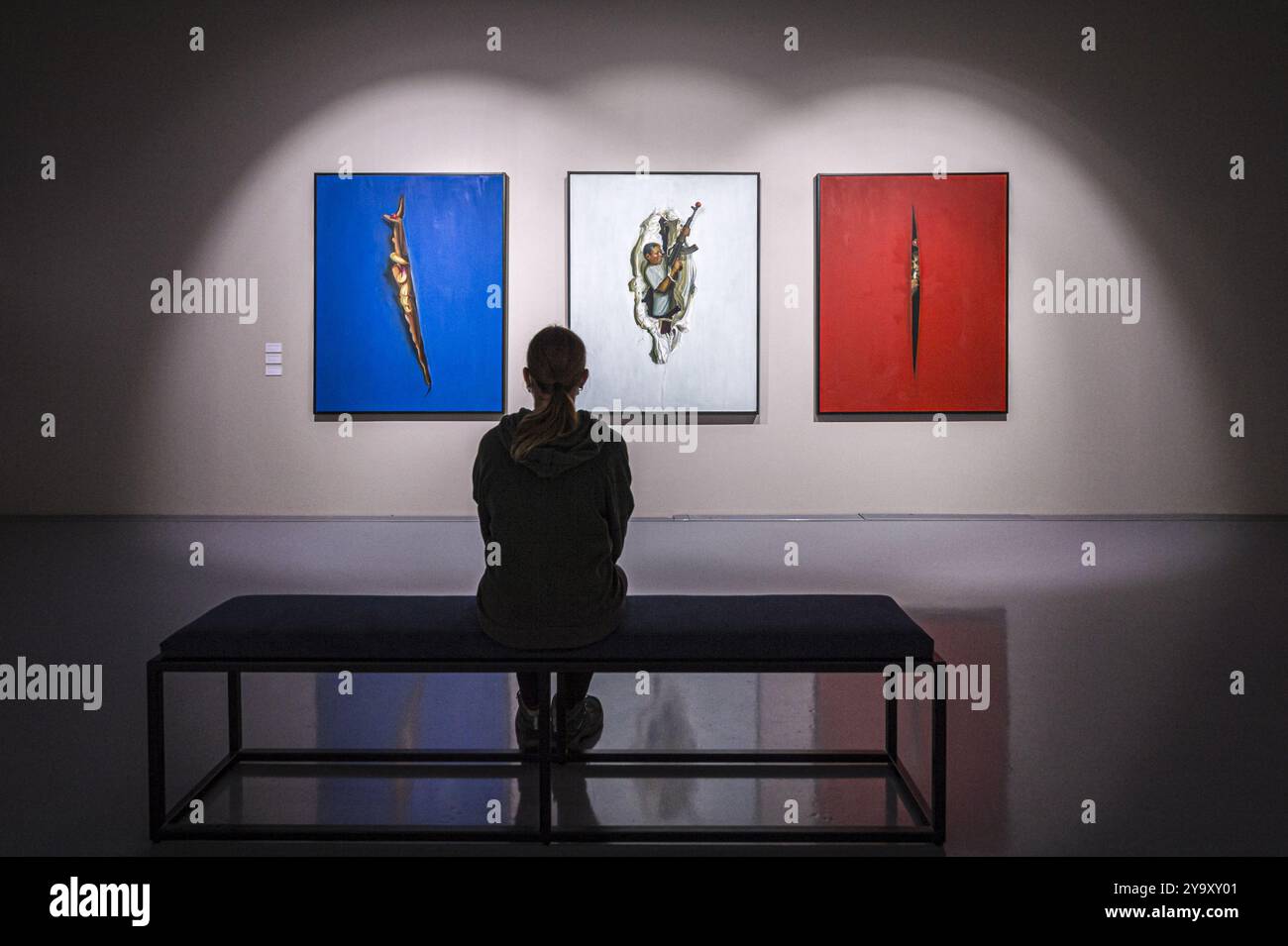 Südafrika, Westkap, Kapstadt, Victoria & Alfred Waterfront, Zeitz Museum of Contemporary African Art (Zeitz Mocaa), Werk „Beginning Fontana – Spatial Concept“, das den Kampf für die Entkolonialisierung evoziert Stockfoto