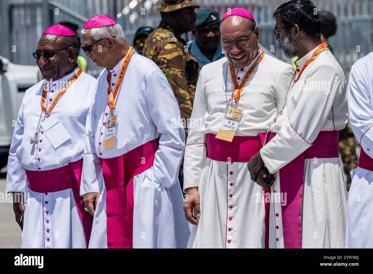 Papua-Neuguinea, Region Golf von Papua, National Capital District, Port Moresby City, Besuch von Papst Franziskus in Papua-Neuguinea vom 6. Bis 9. September 2024, Flughafen Jackson, religiöse Menschen auf Asphalt, als Papst Franziskus Papua-Neuguinea verließ Stockfoto