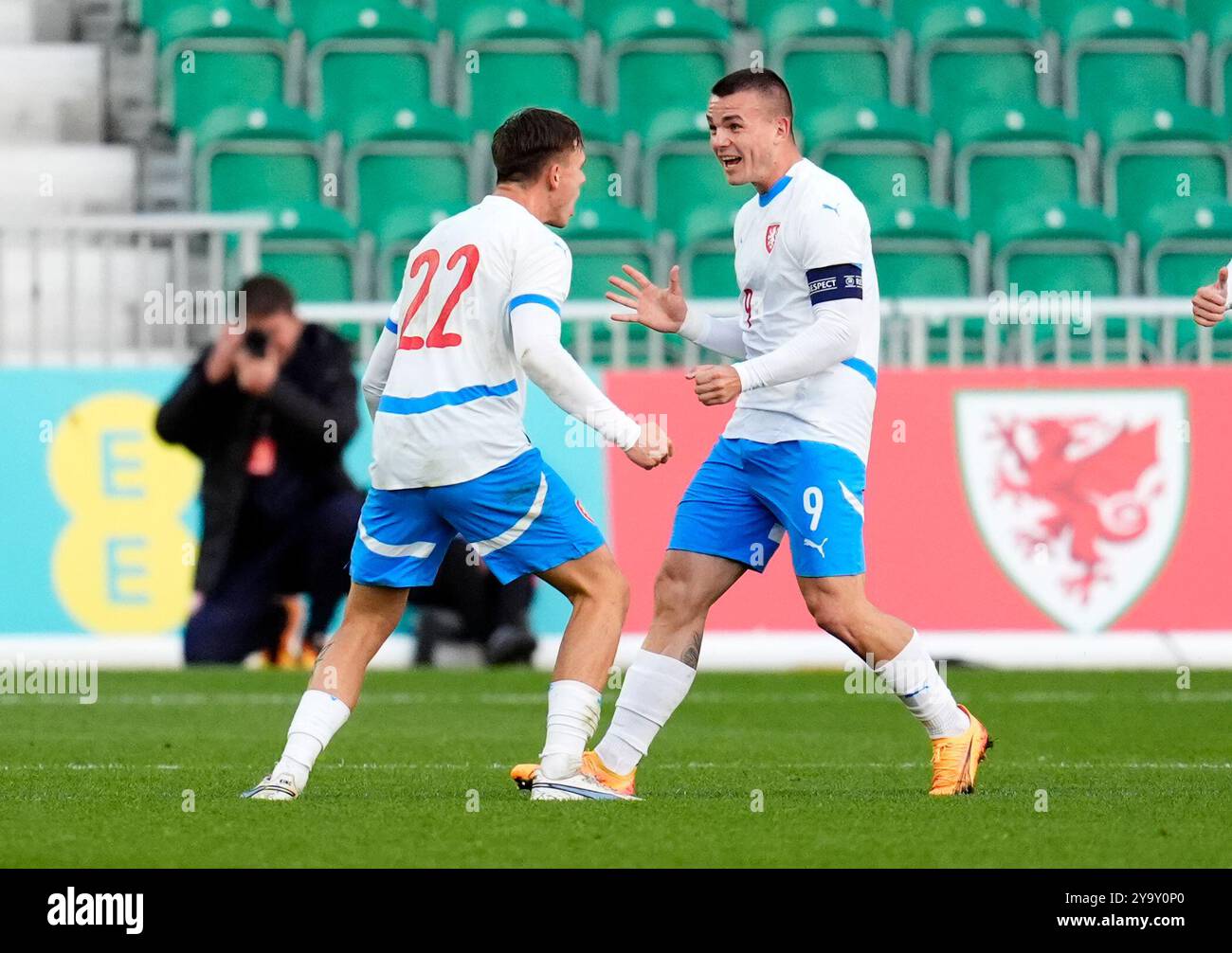 Der tschechische Vaclav Sejk (Mitte) feiert mit seinem Teamkollegen Matej Jurasek (links) während des Qualifikationsspiels der Gruppe I zur UEFA Euro-U21-Meisterschaft in Rodney Parade in Newport das erste Tor des Spiels. Bilddatum: Freitag, 11. Oktober 2024. Stockfoto