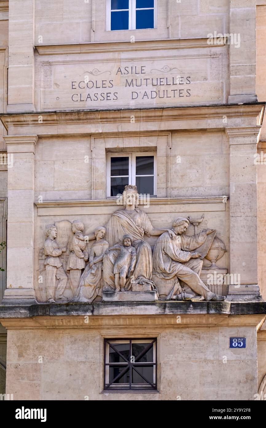 Frankreich, Paris (75), Viertel Notre Dame des Champs, Rue de Vaugirard, ehemaliges Gebäude der Elternschule, Bas Relief von Aime Millet (1850) Stockfoto