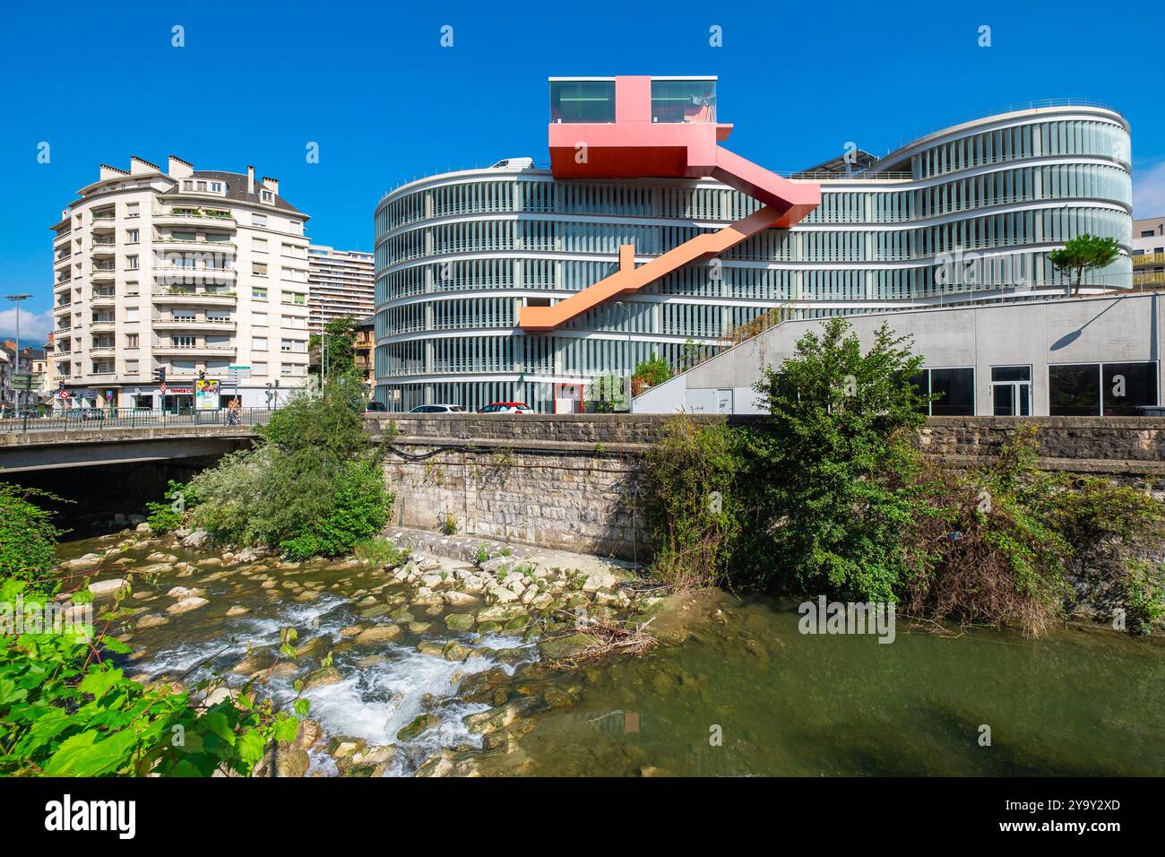 Frankreich, Savoie, Chambery, Q-Park Ravet Parkplatz am Ufer des Flusses La Leysse Stockfoto