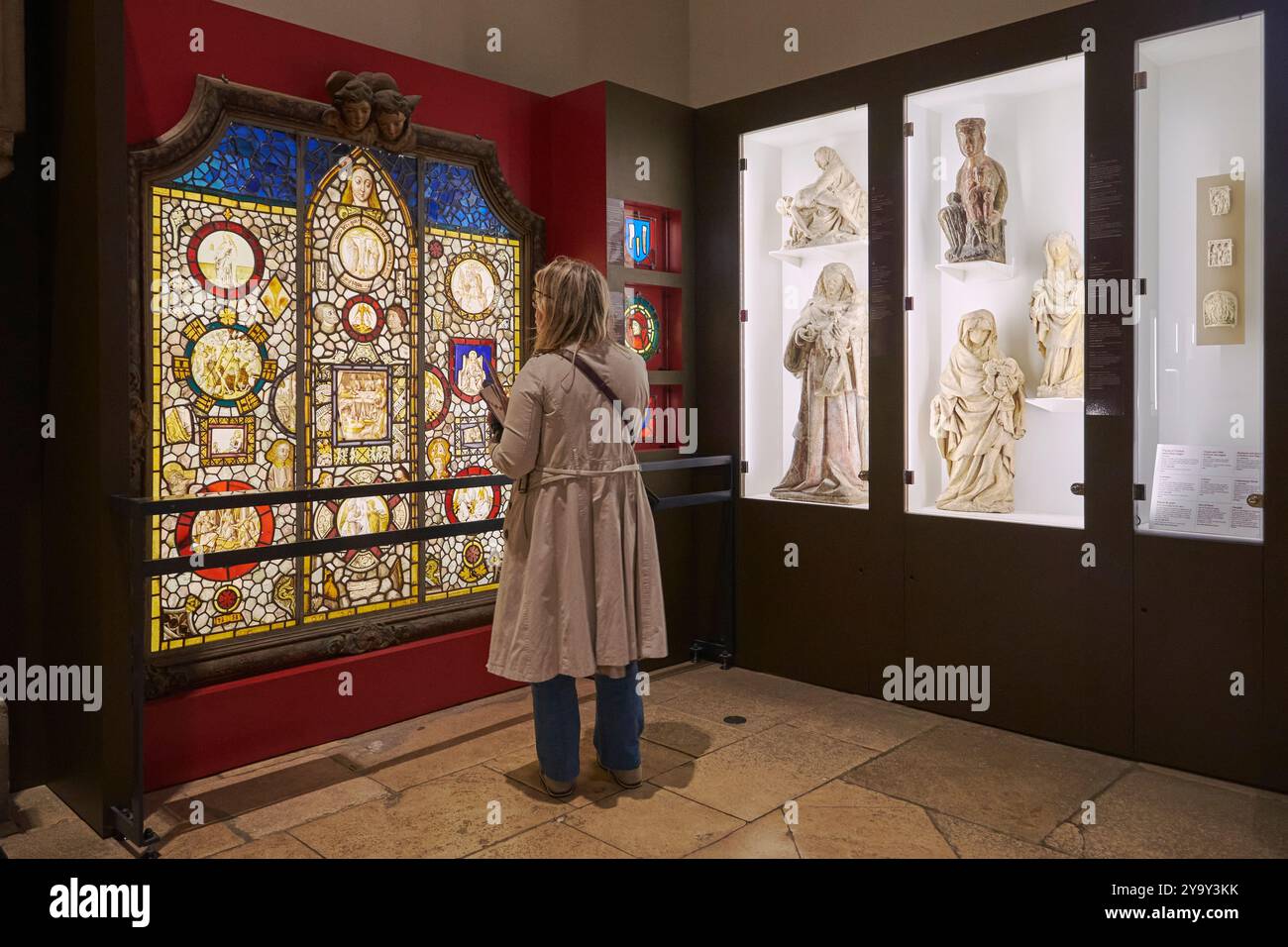Frankreich, Cote d'Or, Burgund Klimata, die von der UNESCO zum Weltkulturerbe erklärt wurden, Beaune, Hospices de Beaune, Hotel Dieu, Glasfenster aus den alten Buntglasfenstern der Kapelle des Hotels Dieu de Beaune, ausgestellt im Museum und Jungfrau und Kind aus der Burgundischen Schule Stockfoto