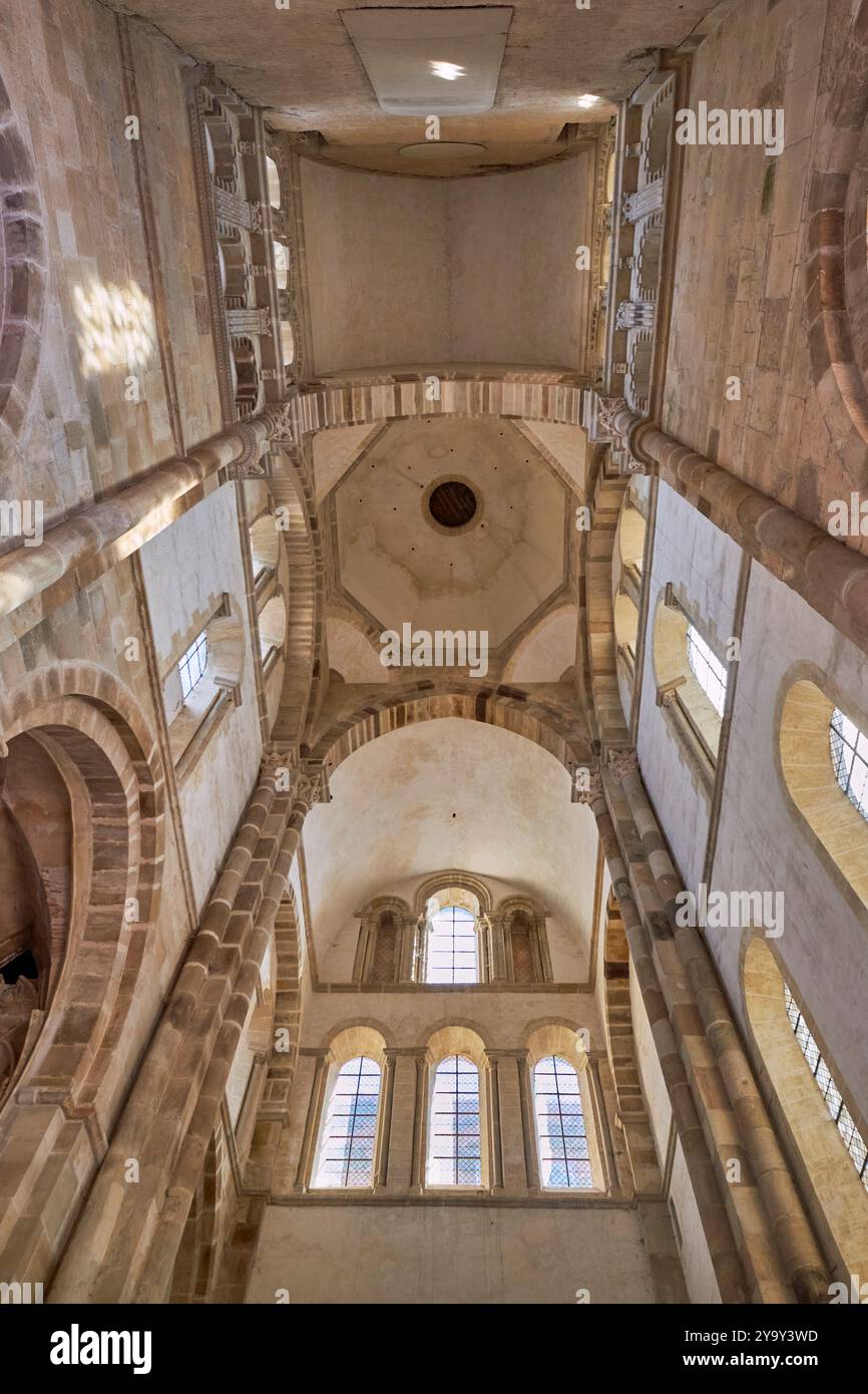 Frankreich, Saone et Loire, Maconnais, Cluny, die Abtei Saint Pierre und Saint Paul von Cluny, das Gewölbe des großen Querschiffes und der Glockenturm des Heiligen Wassers, die einzigen Teile der großen Abteikirche aus dem 12. Jahrhundert sind noch in Höhenlage erhalten Stockfoto