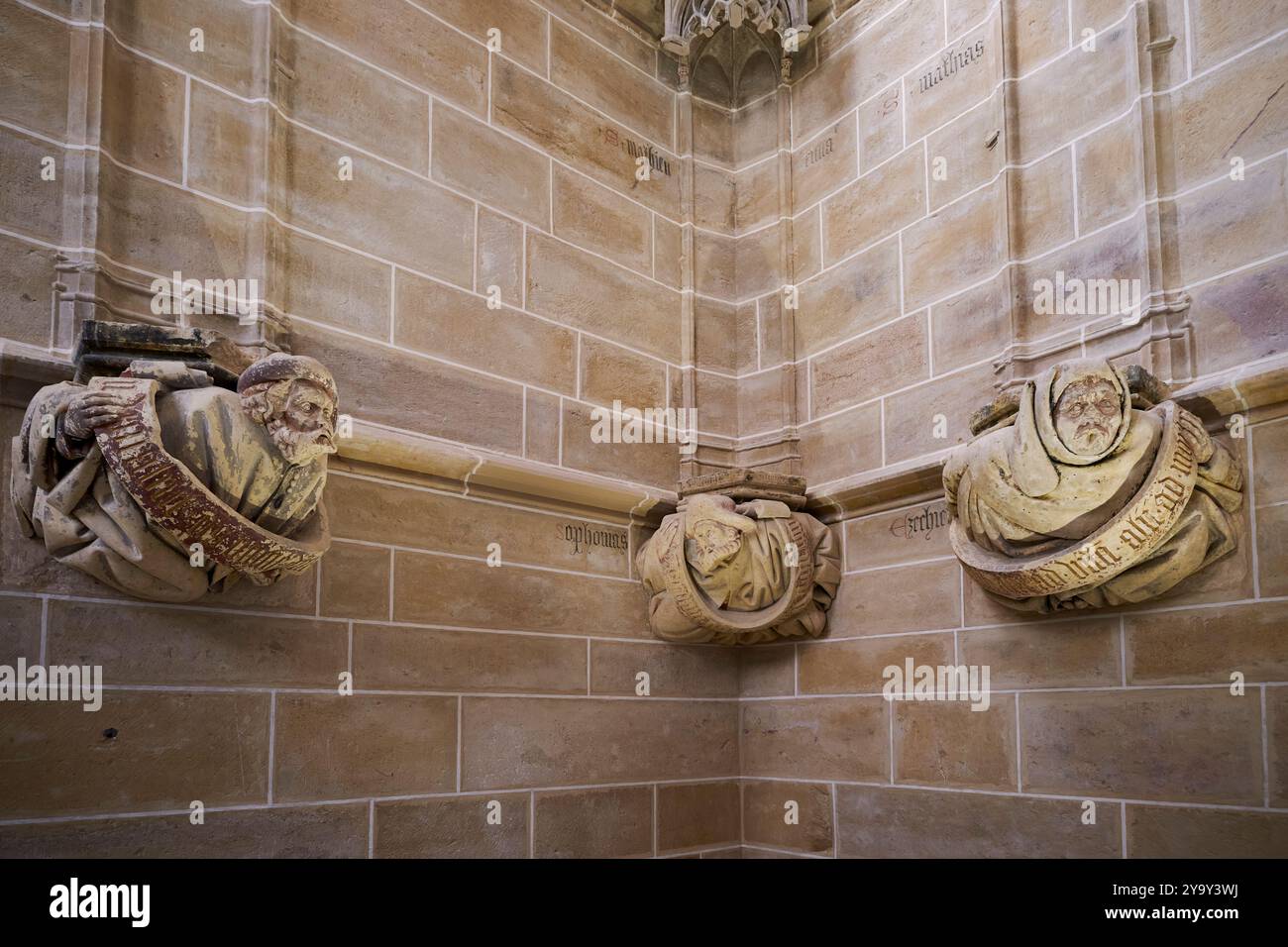 Frankreich, Saone et Loire, Maconnais, Cluny, Saint Pierre und Saint Paul Abbey von Cluny, Grabkapelle des Abtes Jean de Bourbon aus dem 15. Jahrhundert mit den Konsolen (Propheten) von Micah, Zephanah und Ezekiel Stockfoto