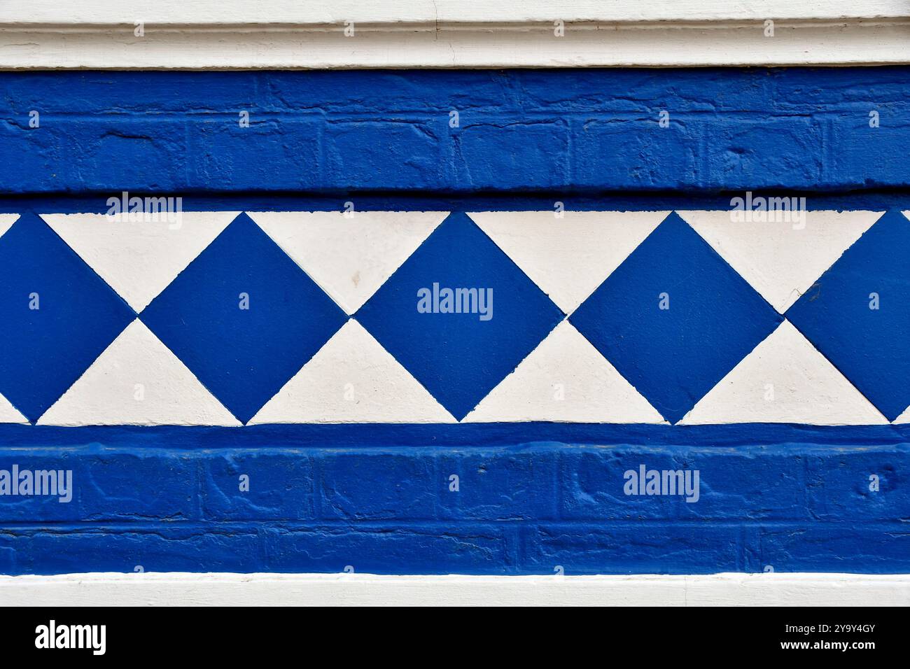 Frankreich, Somme, Fort-Mahon Strand, Dekoration an einer Wand in Blau und weiß Stockfoto