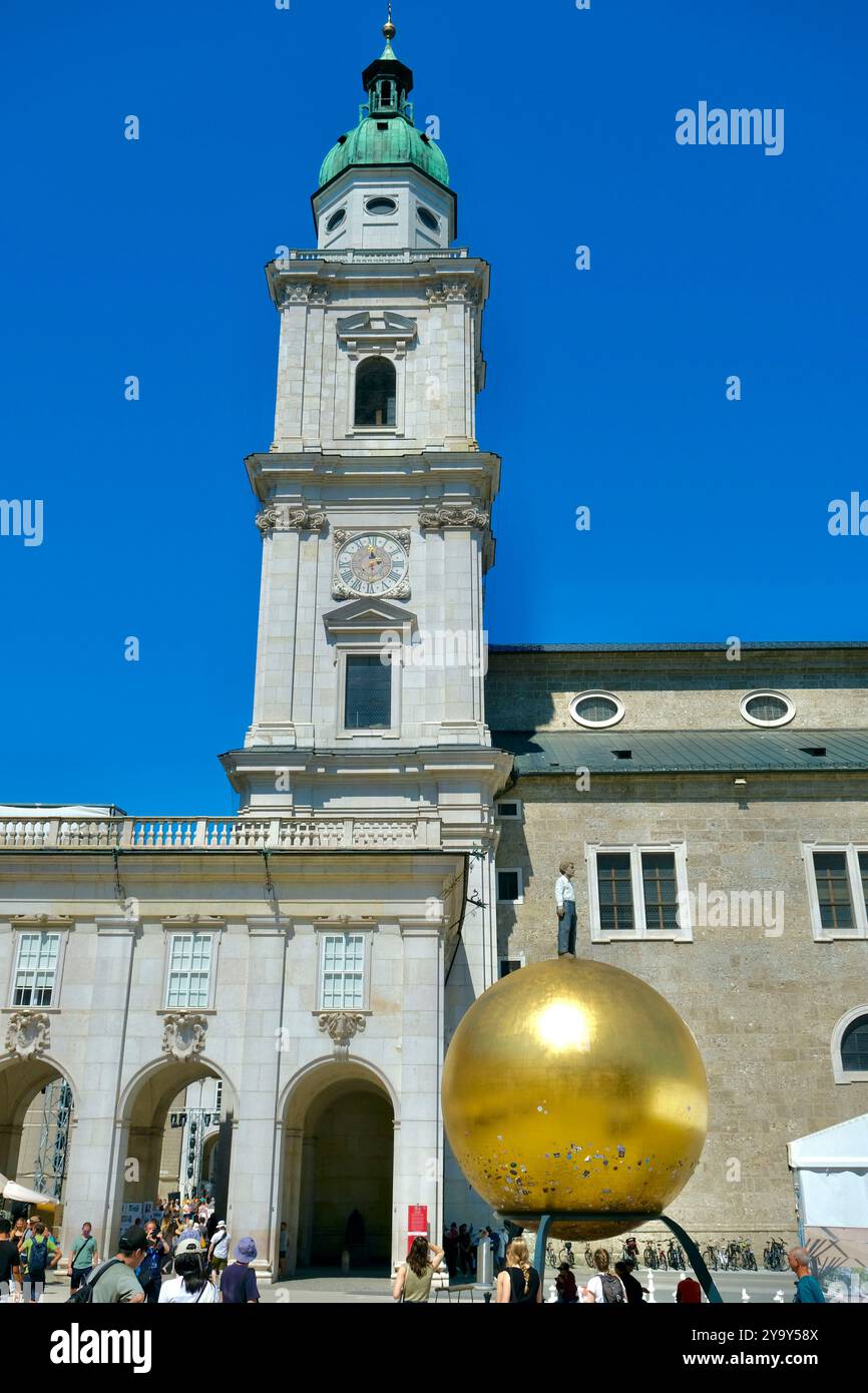 Österreich, Salzburg, historisches Zentrum, das von der UNESCO zum Weltkulturerbe erklärt wurde, die Skulptur Sphaera des Künstlers Stephan Balkenhol, St. Rupert Dom Stockfoto