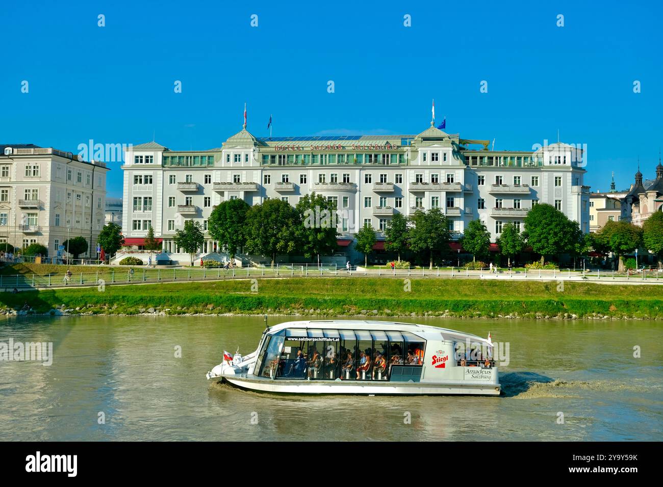 Österreich, Salzburg, historisches Zentrum, das von der UNESCO zum Weltkulturerbe erklärt wurde, das Sacher Salzburg Hotel am Ufer der Salzach Stockfoto