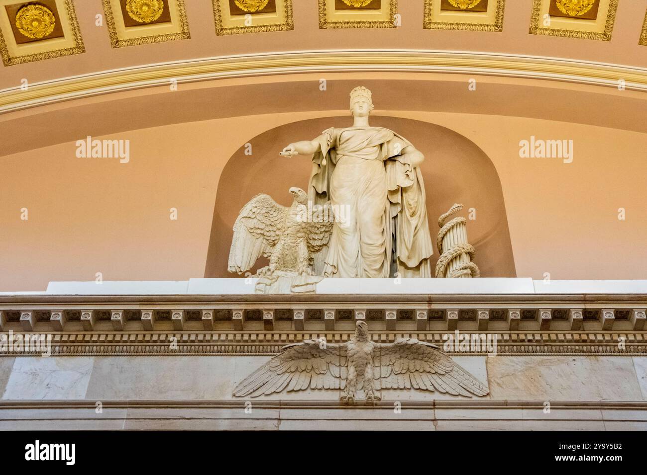 USA, Washington DC, das Kapitol, die Rotunde, ein amerikanischer Adler steht rechts von Liberty und die Schriftrolle in ihrer rechten Hand repräsentiert die Verfassung der Vereinigten Staaten. Zu ihrer Linken ist eine Schlange, ein Symbol der Weisheit, um einen Teil einer Säule verschlungen. Stockfoto