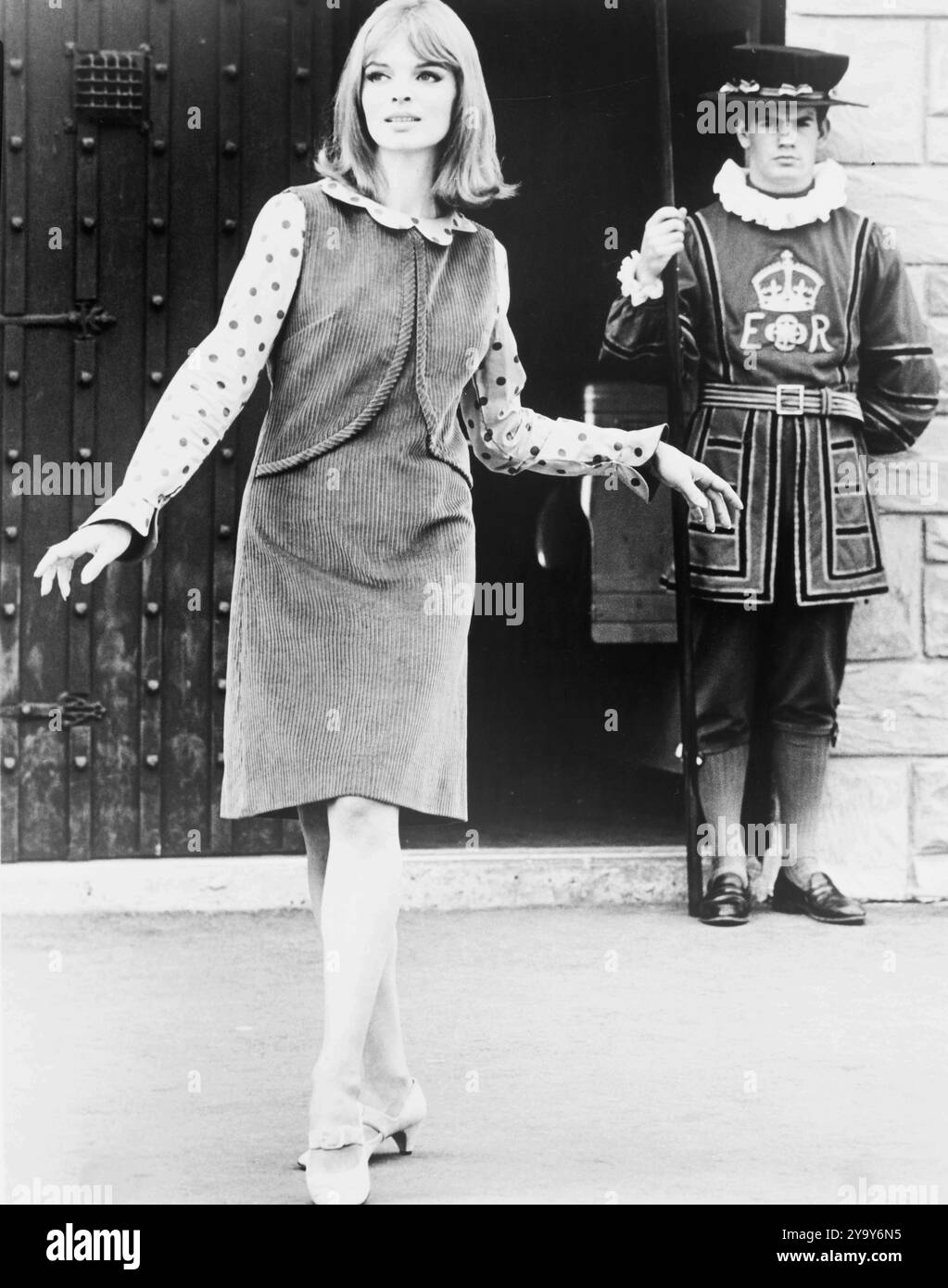 1. Juli 1965: London, England, Vereinigtes Königreich (genauer Ort und Datum unbekannt). Polka Dots sind sehr modisch, vor allem, wenn sie am Ausschnitt gekräuselt und am Handgelenk gerafft sind. ELLEN TRACY vervollständigt ihren London Look mit einem selbstgetrimmten Pullover aus Cone Corduroy. Der Effekt ist jung und charmant und macht den perfekten Start in die Herbst Fashion Show. (Kreditbild: © Keystone Press Agency/ZUMA Press Wire) NUR REDAKTIONELLE VERWENDUNG! Nicht für kommerzielle ZWECKE! Stockfoto