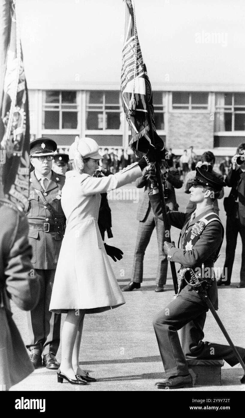 1. Oktober 1971, Warminster, England, Vereinigtes Königreich: PRINZESSIN ANNE präsentierte die Queens Colour dem Senior Fähnrich LIEUTENANT A. H. HOPKINS, PRINZESSIN ANNE, als Oberst in Chief des Worcestershire and Sherwood Forester Regiments, präsentierte heute Farben für das 1. Bataillon des Regiments in den Battlesbury Barracks in Warminster. (Kreditbild: © Keystone Press Agency/ZUMA Press Wire) NUR REDAKTIONELLE VERWENDUNG! Nicht für kommerzielle ZWECKE! Stockfoto