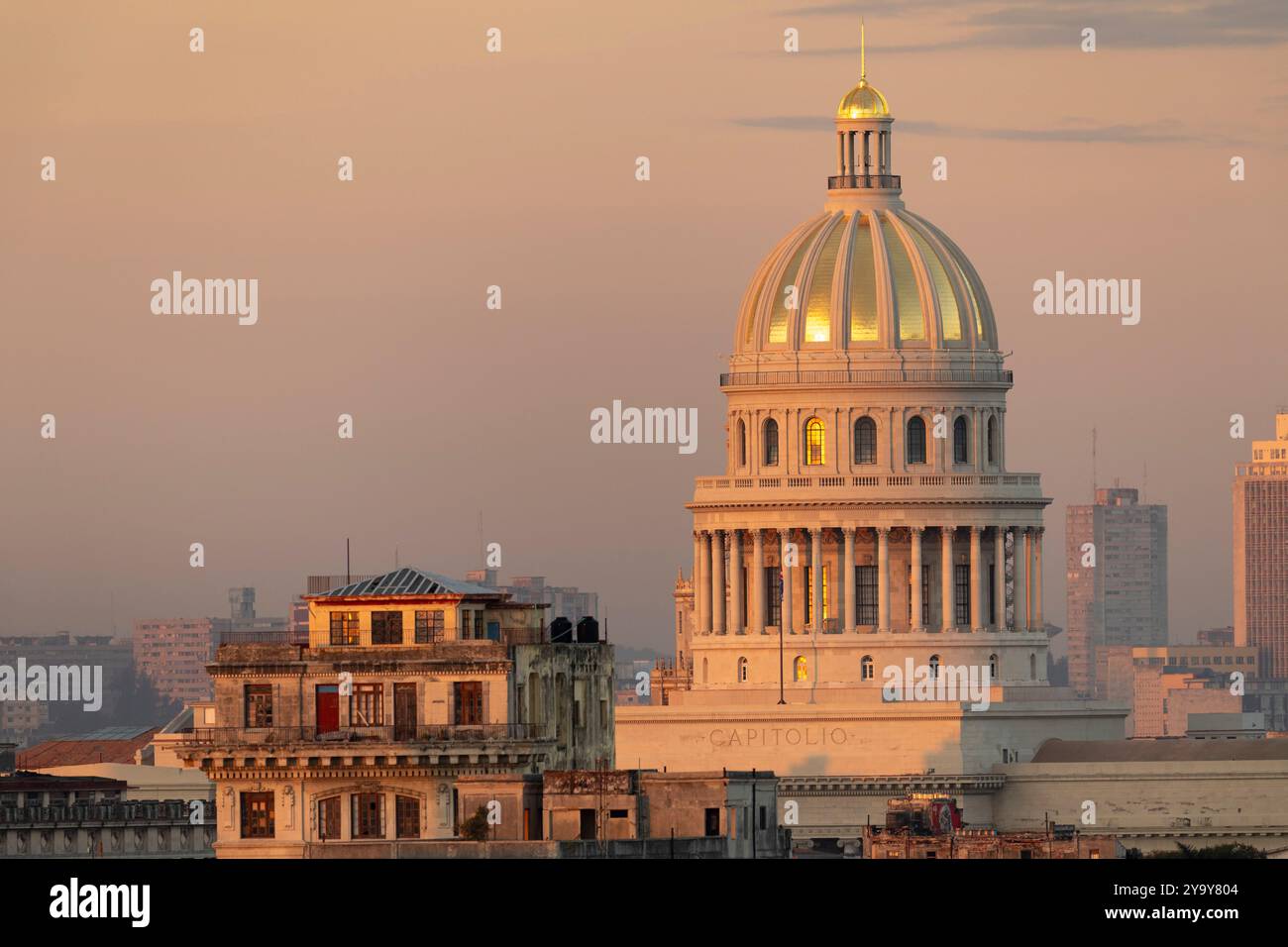 Kuba, Havanna, La Habana Vieja Viertel, das von der UNESCO, dem Kapitol, zum Weltkulturerbe erklärt wird Stockfoto