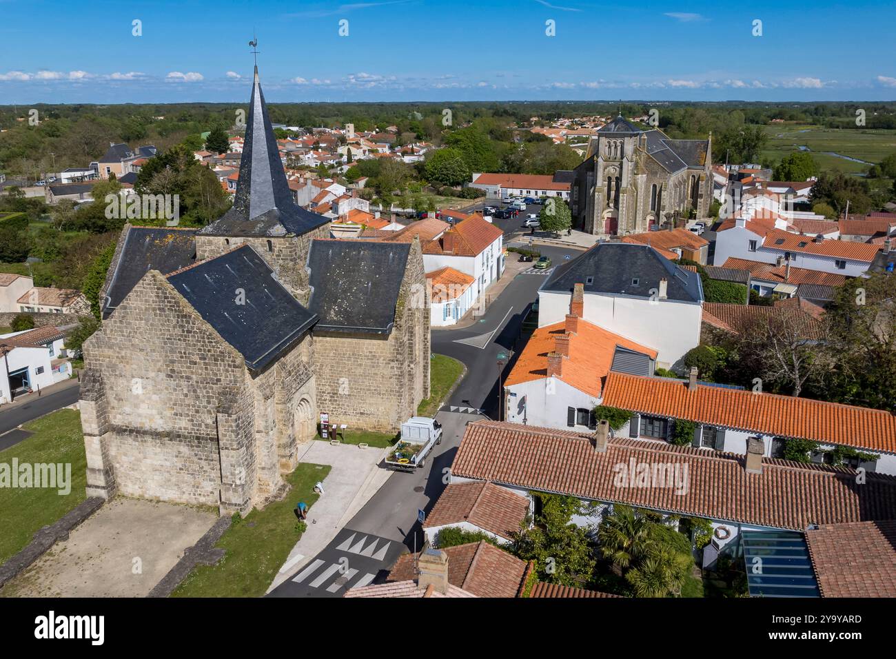 Frankreich, Vendee, Sallertaine, die Kirche Saint-Martin aus dem 12. Jahrhundert im Vordergrund steht der Kirche Saint-Martin aus dem zweiten 19. Jahrhundert gegenüber Stockfoto