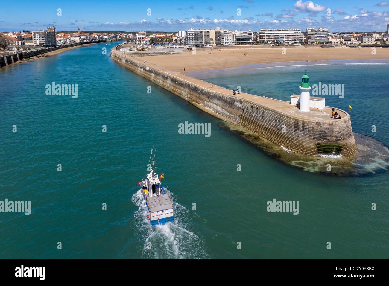 Frankreich, Vendee, Les Sables d'Olonne, die Kanaleinfahrt am Ende der Bootsanlegestelle der klassifizierten Skipper des Vendée Globe-Rennens und des Fischerbootes, das im Zugangskanal zu den Häfen ankommt (aus der Vogelperspektive) Stockfoto