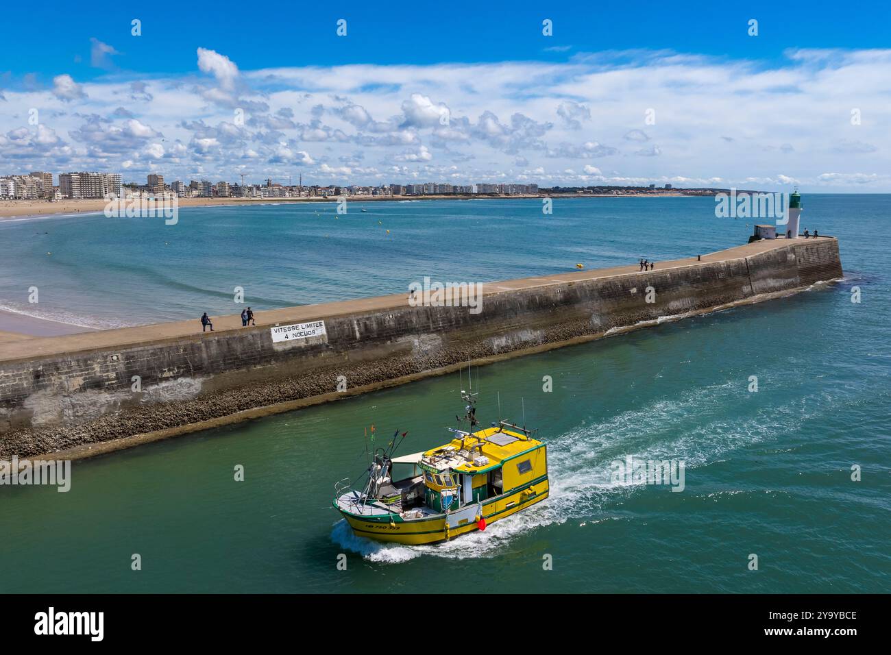 Frankreich, Vendee, Les Sables d'Olonne, die Kanaleinfahrt am Ende der Bootsanlegestelle der klassifizierten Skipper des Vendée Globe-Rennens und des Fischerbootes, das im Zugangskanal zu den Häfen ankommt (aus der Vogelperspektive) Stockfoto