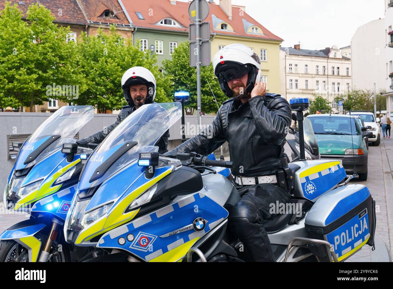 Posen, Polen - 18. Juni 2023: Zwei Polizisten werden auf ihren Motorrädern gesehen, um an einem sonnigen Tag in Posen Sicherheit und Ordnung zu gewährleisten. Stockfoto Posen, Polen - 18. Juni 2023: Zwei Polizisten werden auf ihren Motorrädern gesehen, um an einem sonnigen Tag in Posen Sicherheit und Ordnung zu gewährleisten. Stockfoto