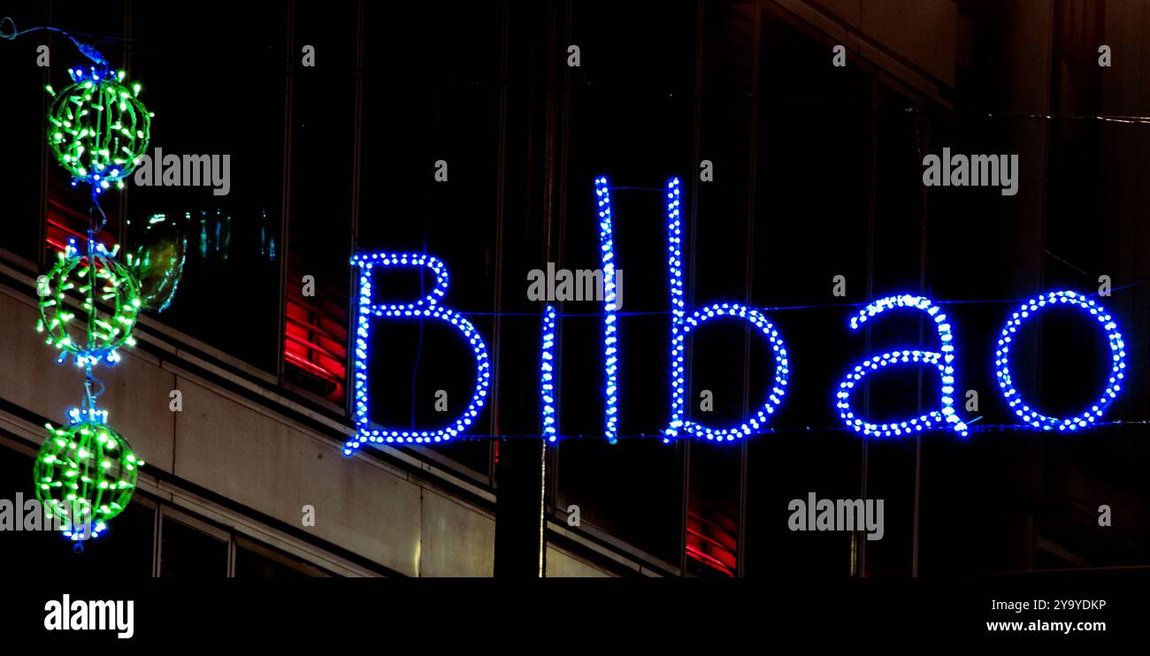 Weihnachtsbeleuchtung bei Nacht: Festliche Dekoration, die die Stadt mit dem Lichtschild „Bilbao“ erleuchtet. Stockfoto Weihnachtsbeleuchtung bei Nacht: Festliche Dekoration, die die Stadt mit dem Lichtschild „Bilbao“ erleuchtet. Stockfoto