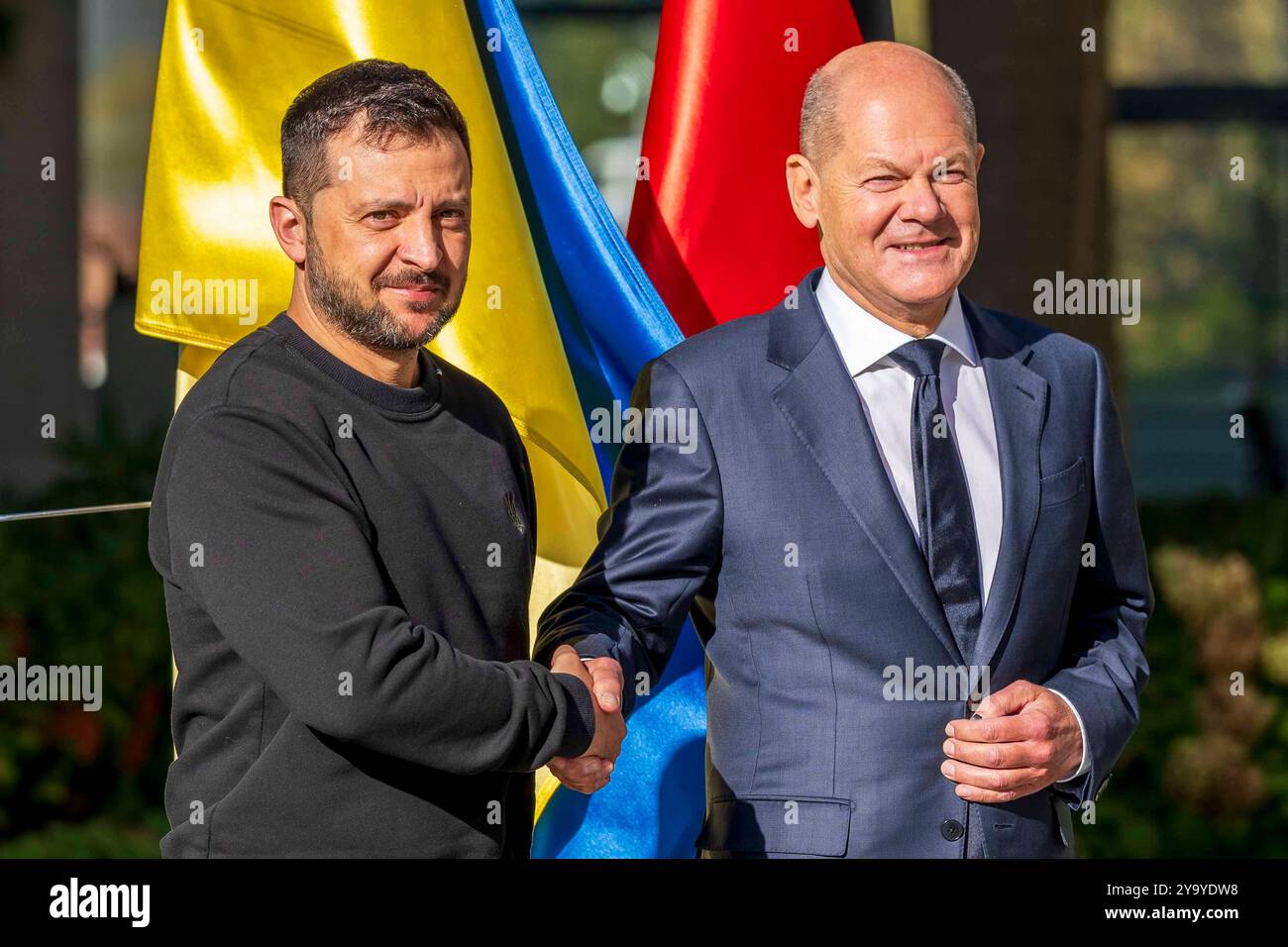 Ankunft des ukrainischen Präsidenten Wolodymyr Selenskyj im Bundeskanzleramt in Berlin; begrüßt von Bundeskanzler Olaf Scholz. Stockfoto