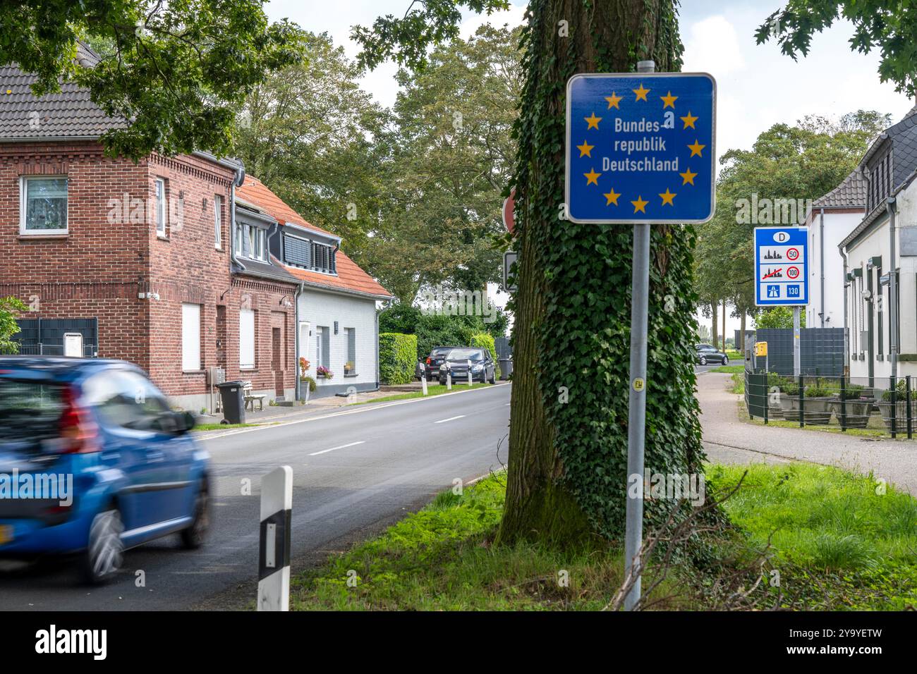 Grüne Grenze, Grenzübergang ohne Kontrollen, nördlich von Straelen bei Arcen NL, von den Niederlanden nach Deutschland, kleiner Supermarkt und Snackbar Dire Stockfoto