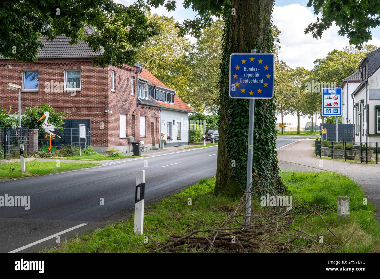 Grüne Grenze, Grenzübergang ohne Kontrollen, nördlich von Straelen bei Arcen NL, von den Niederlanden nach Deutschland, kleiner Supermarkt und Snackbar Dire Stockfoto