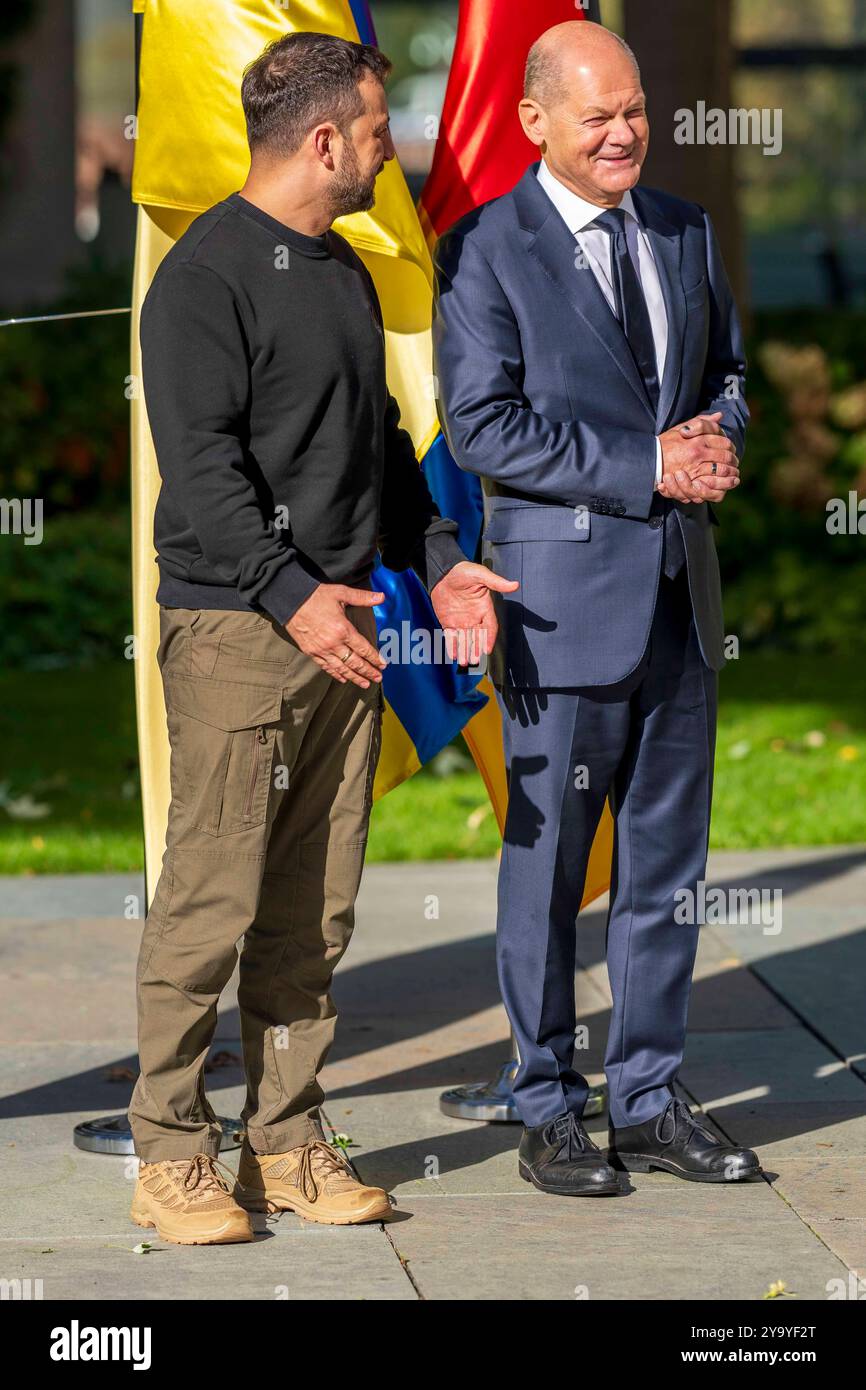 Berlin, Berlin, Deutschland. Oktober 2024. Ankunft des ukrainischen Präsidenten Wolodymyr Selenskyj im Bundeskanzleramt in Berlin; begrüßt von Bundeskanzler Olaf Scholz. (Kreditbild: © Andreas Stroh/ZUMA Press Wire) NUR REDAKTIONELLE VERWENDUNG! Nicht für kommerzielle ZWECKE! Stockfoto