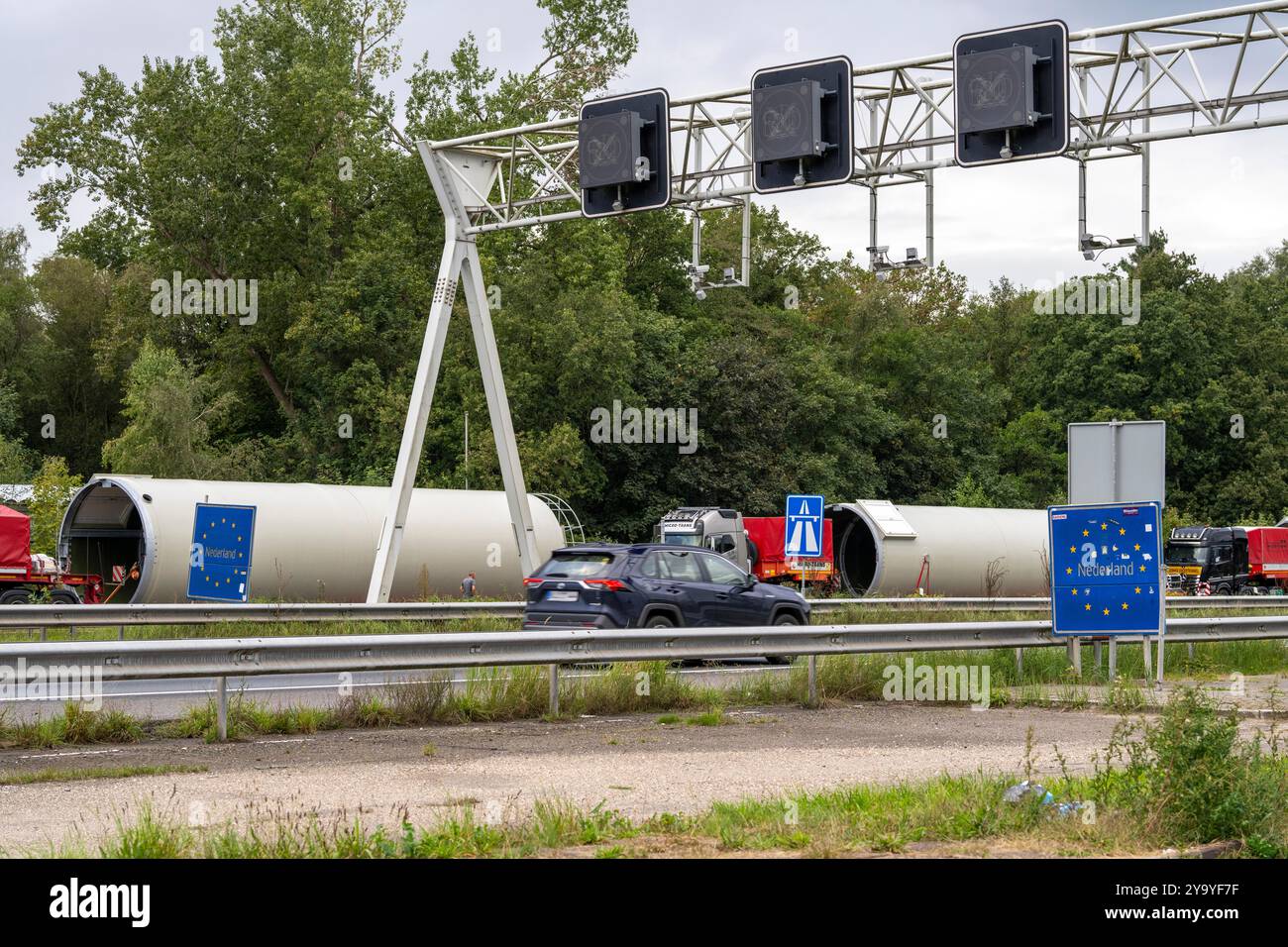 Autobahn A3, Grenzübergang ohne Kontrollen, bei Emmerich Elten, von Deutschland in die Niederlande, Kameras auf Verkehrsschilderbrücke filmen die Fahrzeuge Stockfoto