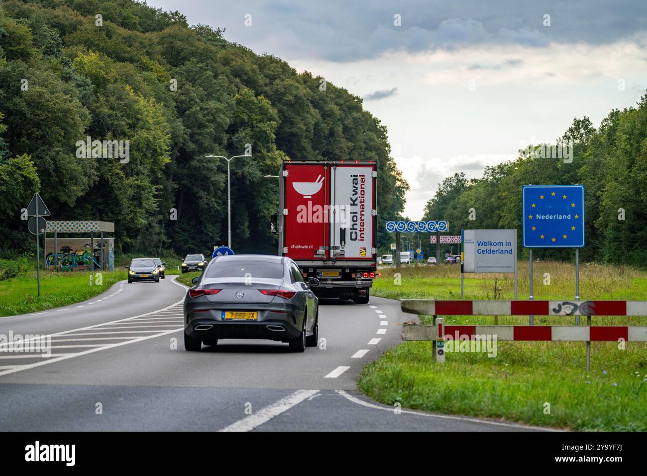 Grüne Grenze, Grenzübergang ohne Kontrollen, bei Kranenburg, Bundesstraße B9, in NL N325, von Deutschland in die Niederlande, NRW, Deutschland Stockfoto