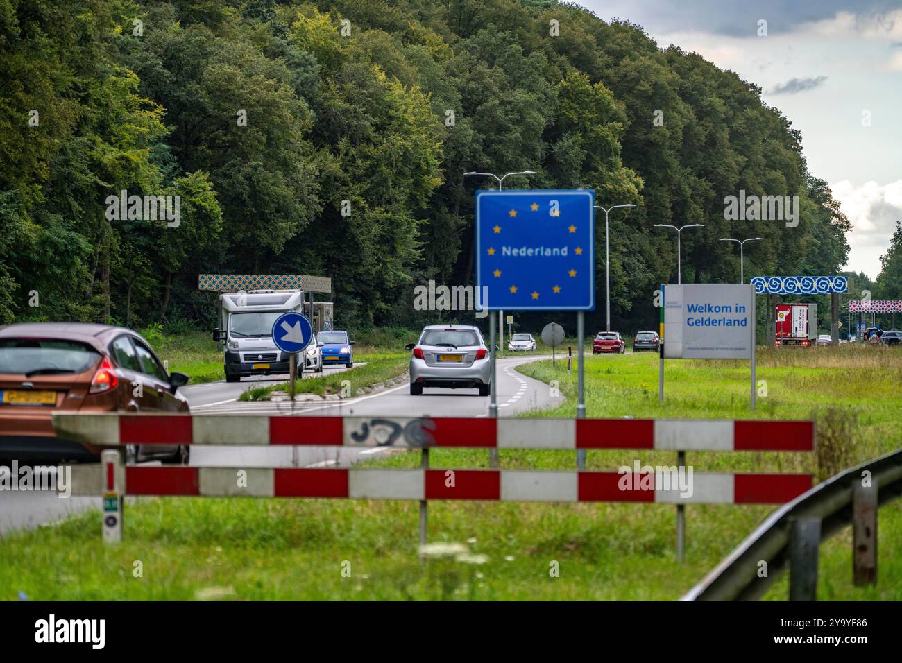Grüne Grenze, Grenzübergang ohne Kontrollen, bei Kranenburg, Bundesstraße B9, in NL N325, von Deutschland in die Niederlande, NRW, Deutschland Stockfoto