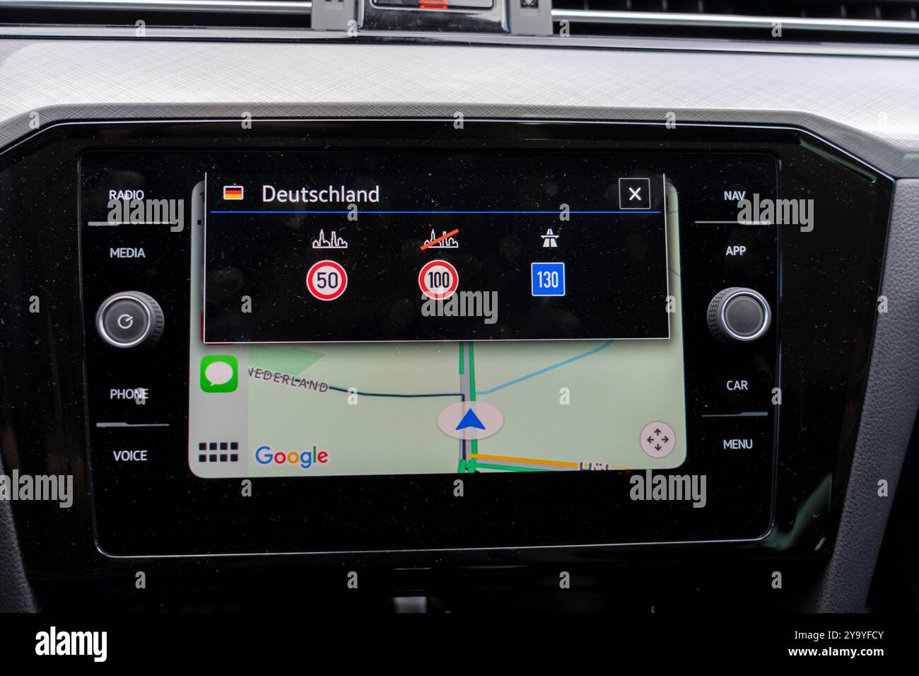 Navigationsgerät zeigt einen Grenzübergang von den Niederlanden nach Deutschland an, zeigt Verkehrsregeln an, NRW, Deutschland Stockfoto