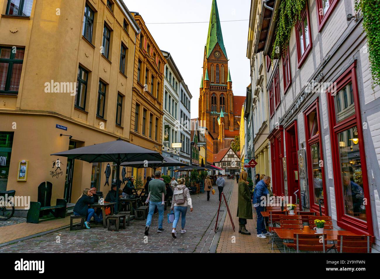 Die historische Schweriner Altstadt, die Buschstraße, die Gasse mit vielen Restaurants, der St. Marien Dom in Schwerin, Mecklenburg-Vorpommern, Deutschland, Stockfoto