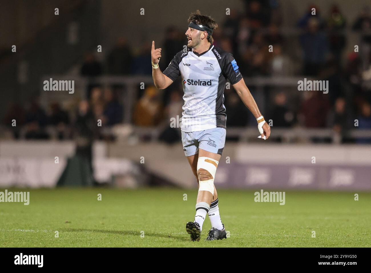 Eccles, Großbritannien. Oktober 2024. Ethan Grayson von Newcastle Falcons gibt Teamkollegen Anweisungen während des Gallagher Premiership Match Sale Sharks vs Newcastle Falcons im Salford Community Stadium, Eccles, Vereinigtes Königreich, 11. Oktober 2024 (Foto: Alfie Cosgrove/News Images) in Eccles, Vereinigtes Königreich am 10. November 2024. (Foto: Alfie Cosgrove/News Images/SIPA USA) Credit: SIPA USA/Alamy Live News Stockfoto